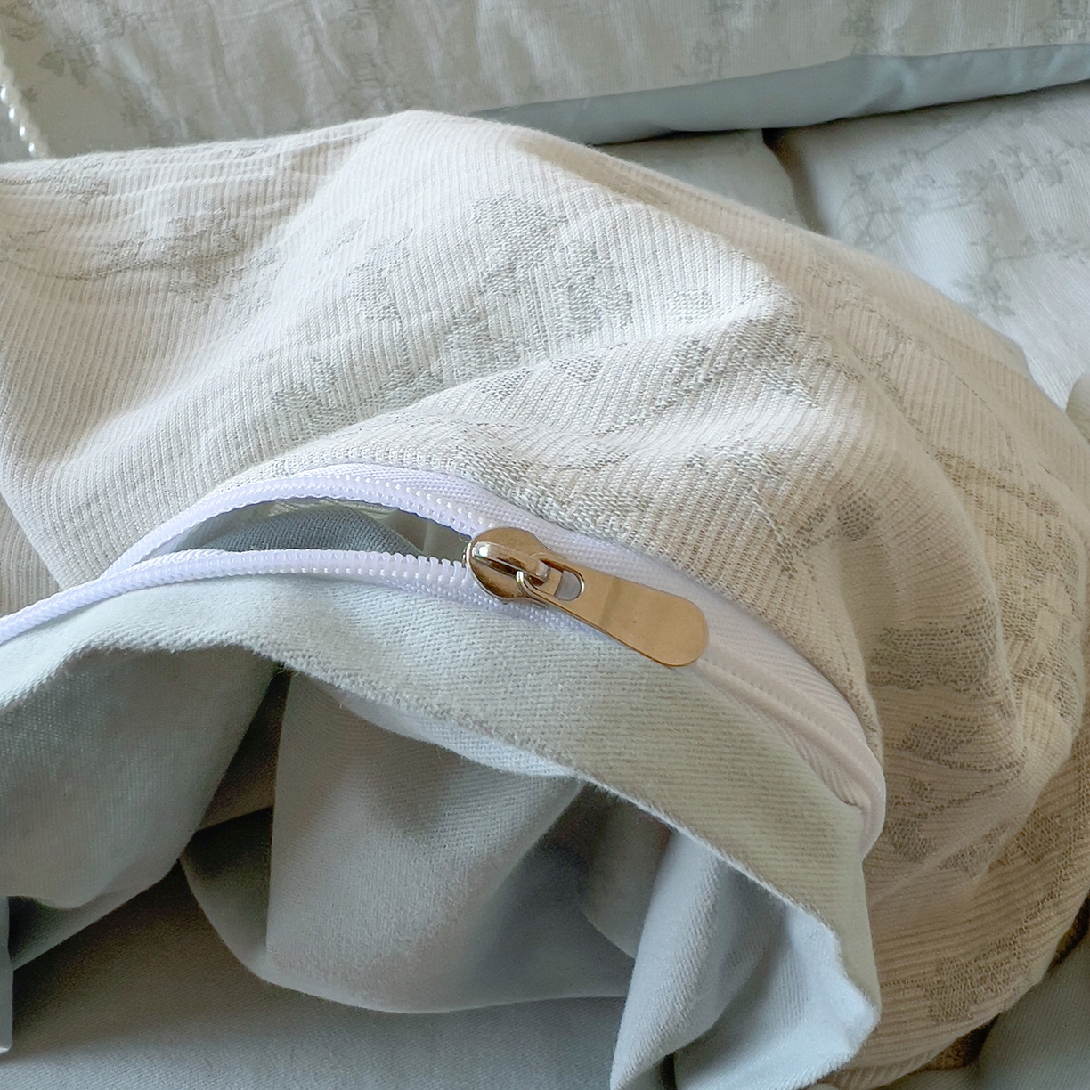 91家纺网 家纺一手货源 找家纺 田野 2025新款全棉三层纱提花磨毛系列四件套 叶芷梦-灰