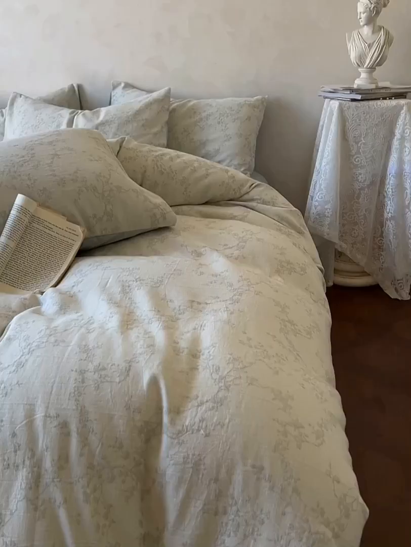 91家纺网 家纺一手货源 找家纺 田野 2025新款全棉三层纱提花磨毛系列四件套 叶芷梦-灰