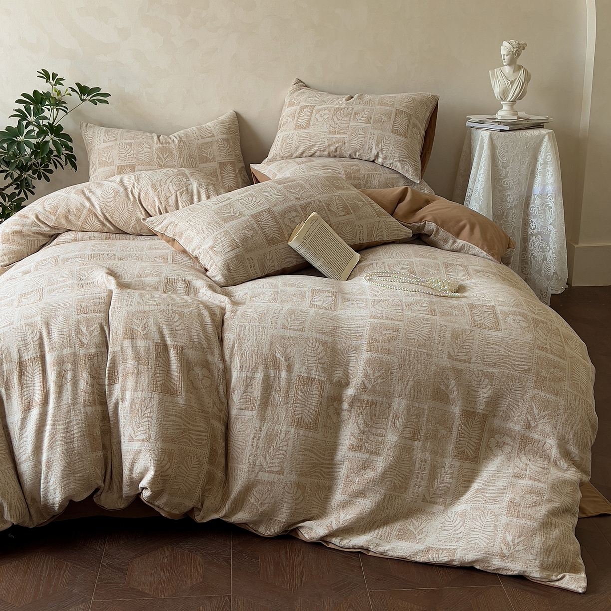 91家纺网 家纺一手货源 找家纺 田野 2025新款全棉三层纱提花磨毛系列四件套 棕榈韵致-卡其