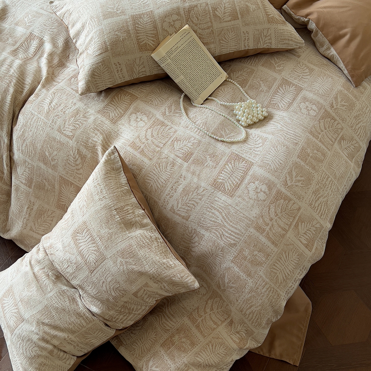 91家纺网 家纺一手货源 找家纺 田野 2025新款全棉三层纱提花磨毛系列四件套 棕榈韵致-卡其