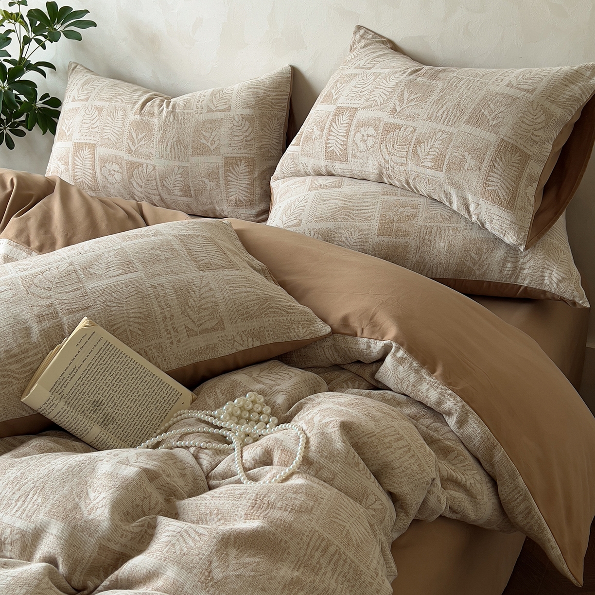 91家纺网 家纺一手货源 找家纺 田野 2025新款全棉三层纱提花磨毛系列四件套 棕榈韵致-卡其