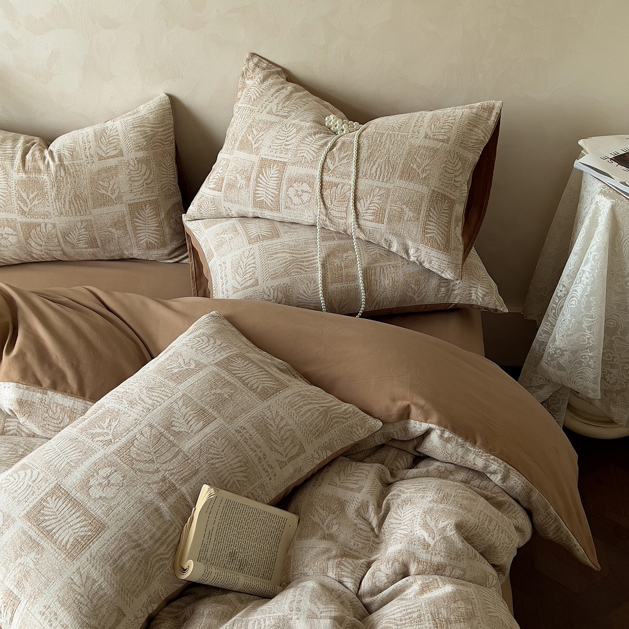 91家纺网 家纺一手货源 找家纺 田野 2025新款全棉三层纱提花磨毛系列四件套 棕榈韵致-卡其