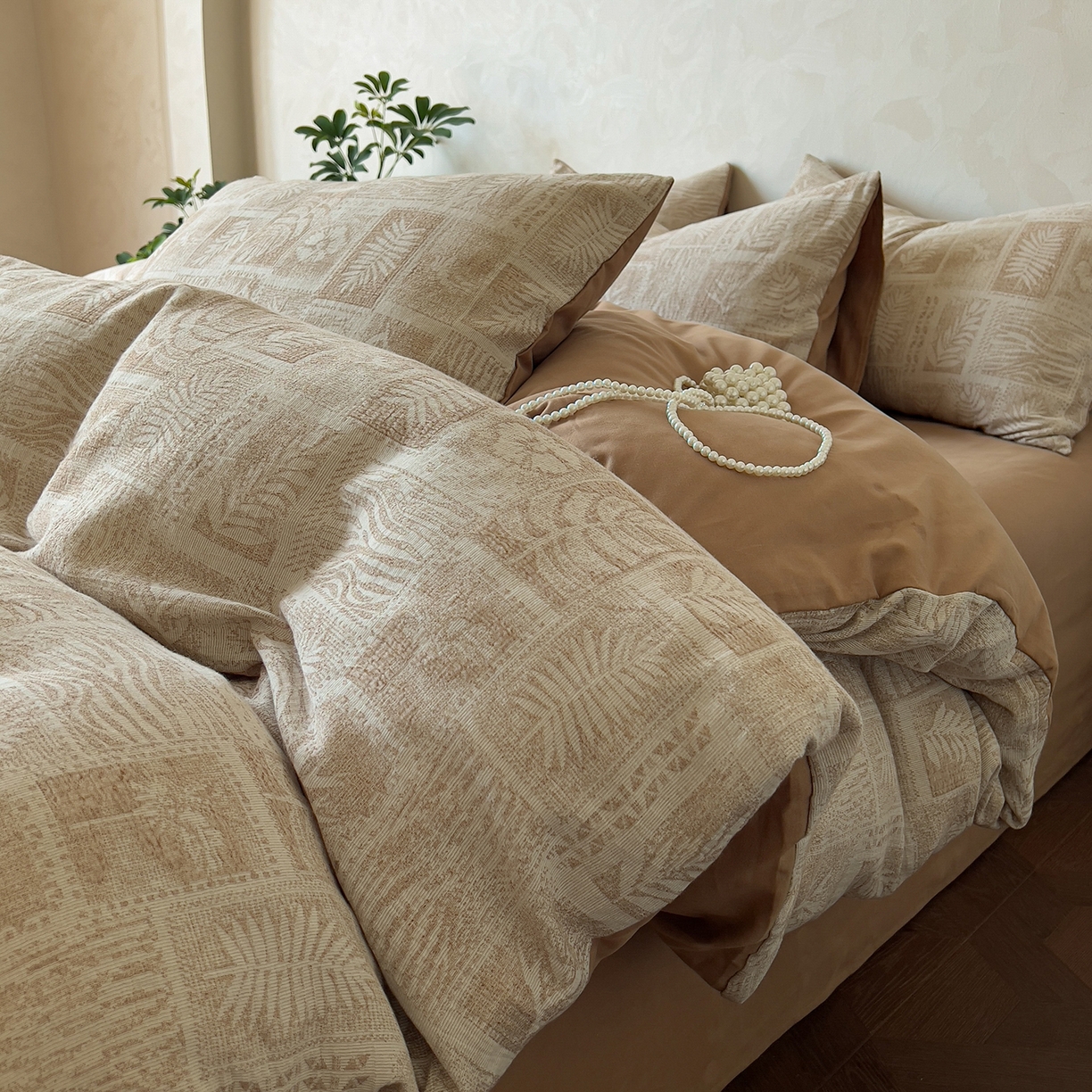 91家纺网 家纺一手货源 找家纺 田野 2025新款全棉三层纱提花磨毛系列四件套 棕榈韵致-卡其