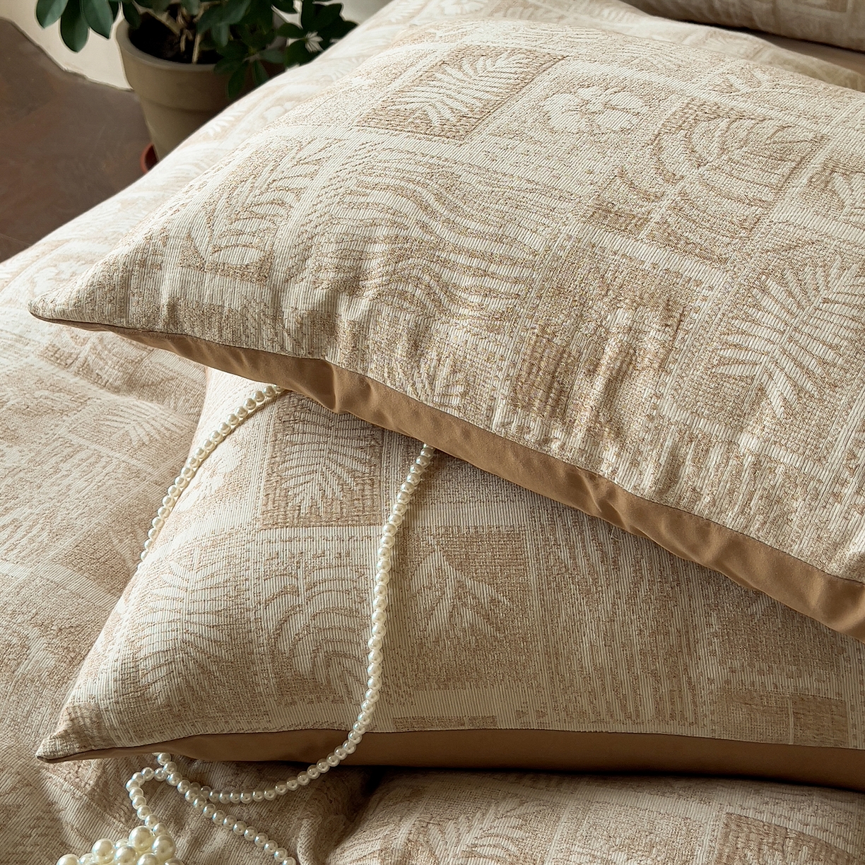 91家纺网 家纺一手货源 找家纺 田野 2025新款全棉三层纱提花磨毛系列四件套 棕榈韵致-卡其