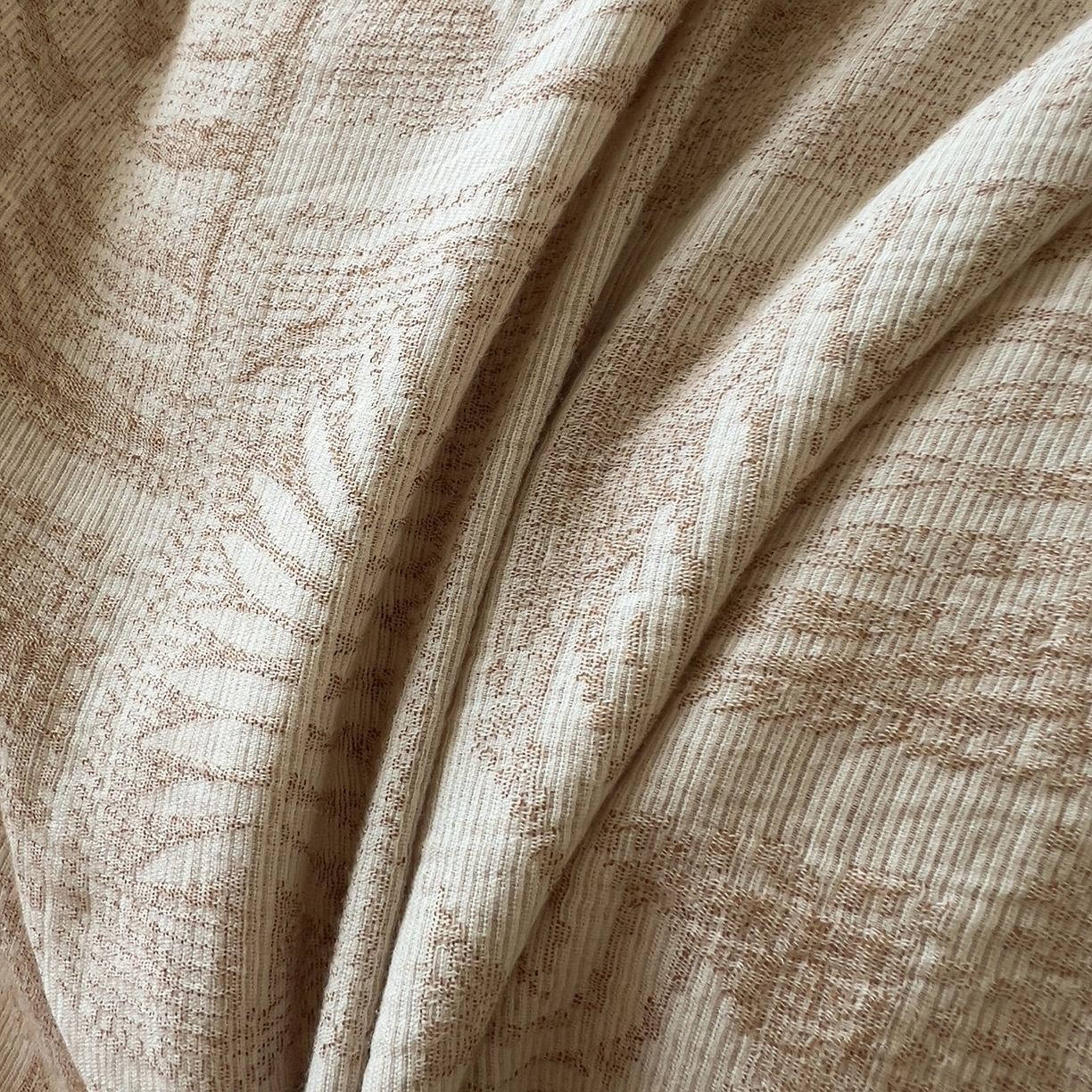 91家纺网 家纺一手货源 找家纺 田野 2025新款全棉三层纱提花磨毛系列四件套 棕榈韵致-卡其