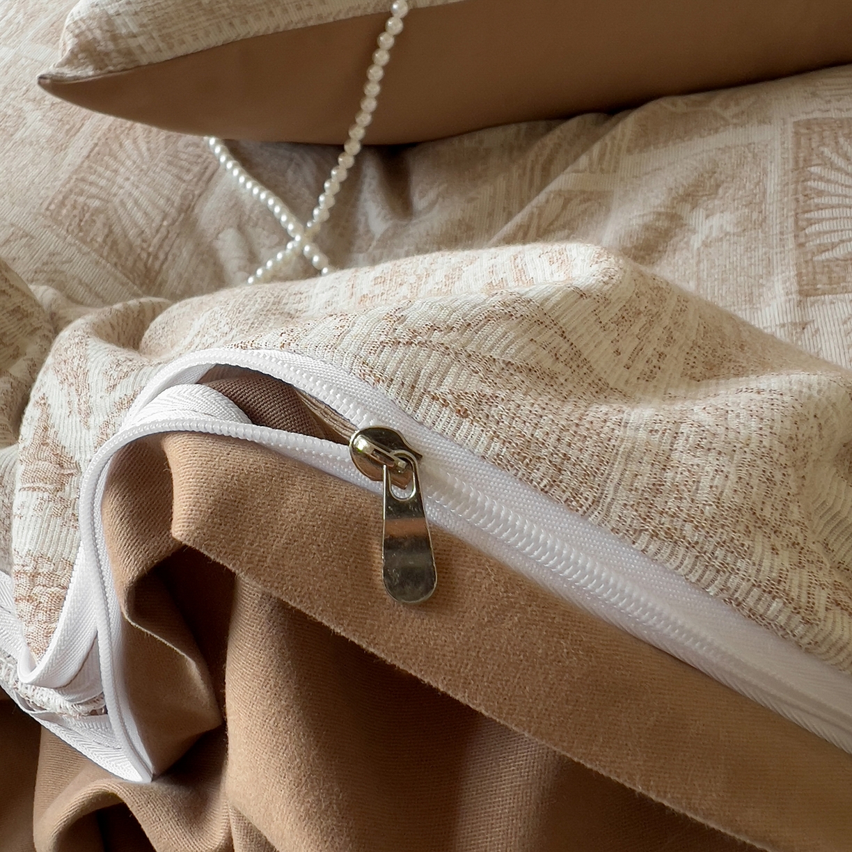 91家纺网 家纺一手货源 找家纺 田野 2025新款全棉三层纱提花磨毛系列四件套 棕榈韵致-卡其