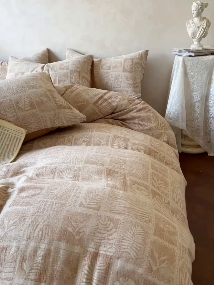 91家纺网 家纺一手货源 找家纺 田野 2025新款全棉三层纱提花磨毛系列四件套 棕榈韵致-卡其