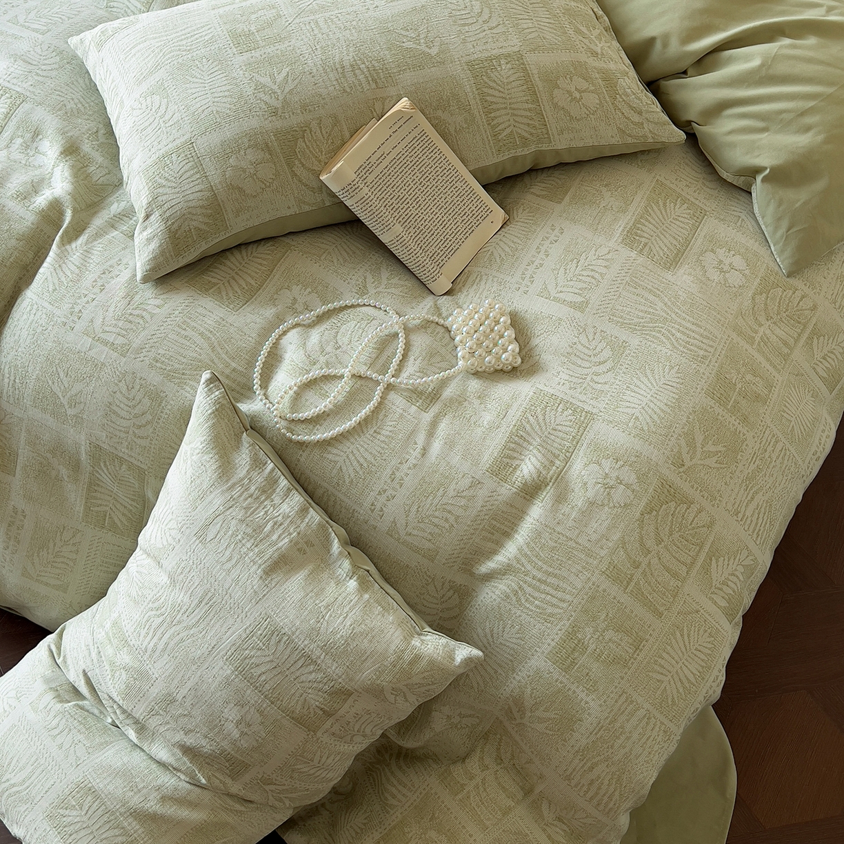 91家纺网 家纺一手货源 找家纺 田野 2025新款全棉三层纱提花磨毛系列四件套 棕榈韵致-绿