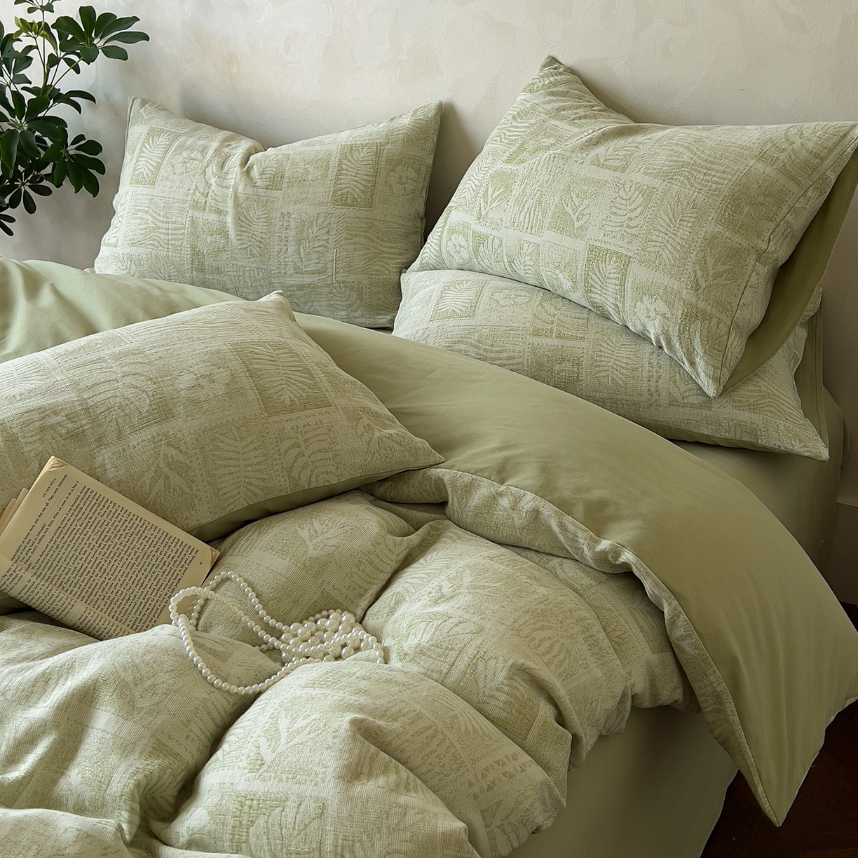 91家纺网 家纺一手货源 找家纺 田野 2025新款全棉三层纱提花磨毛系列四件套 棕榈韵致-绿