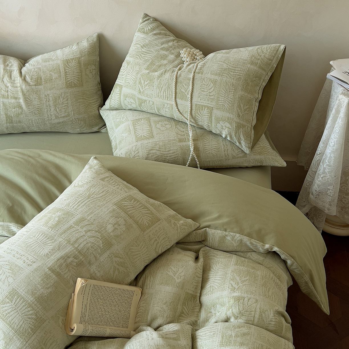 91家纺网 家纺一手货源 找家纺 田野 2025新款全棉三层纱提花磨毛系列四件套 棕榈韵致-绿