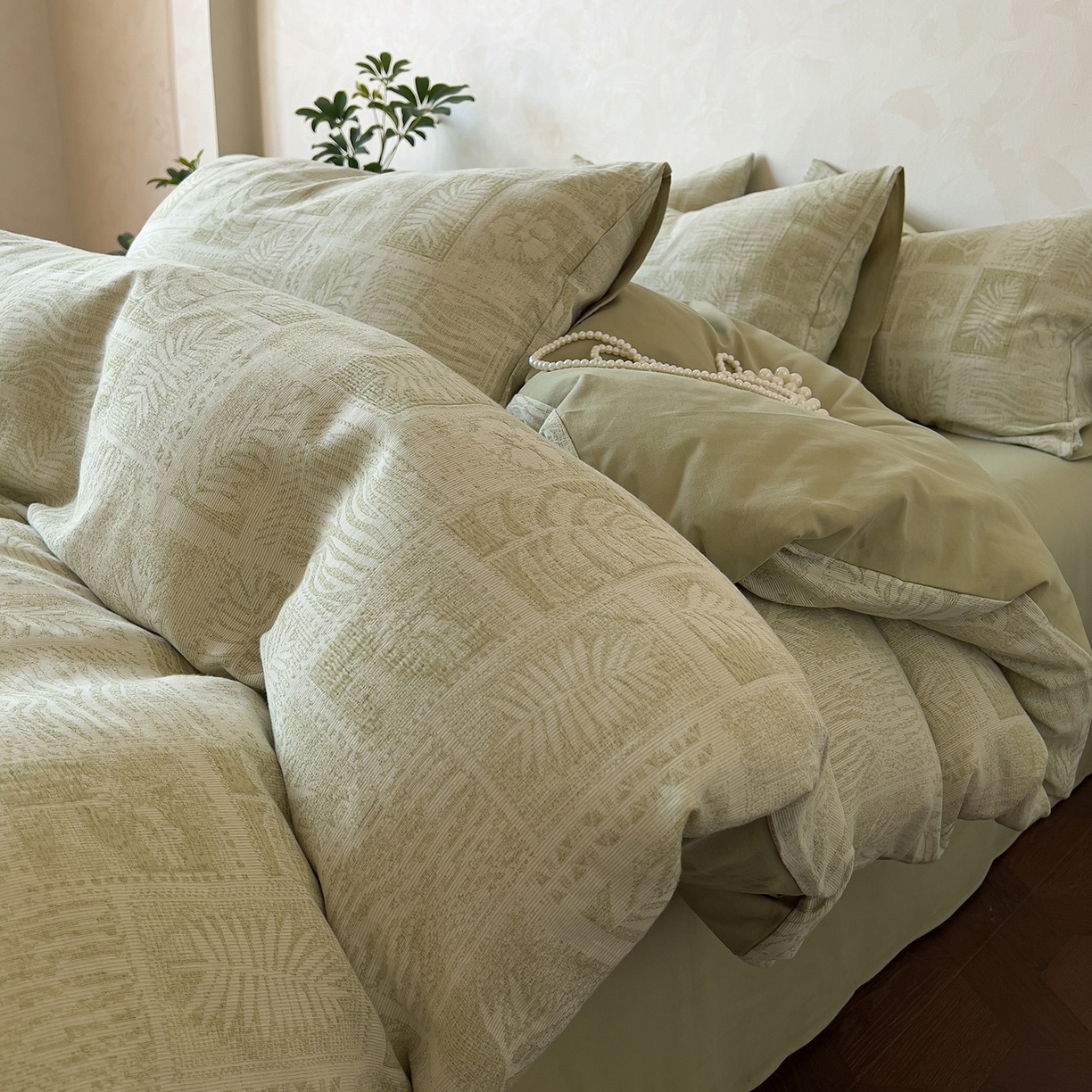 91家纺网 家纺一手货源 找家纺 田野 2025新款全棉三层纱提花磨毛系列四件套 棕榈韵致-绿