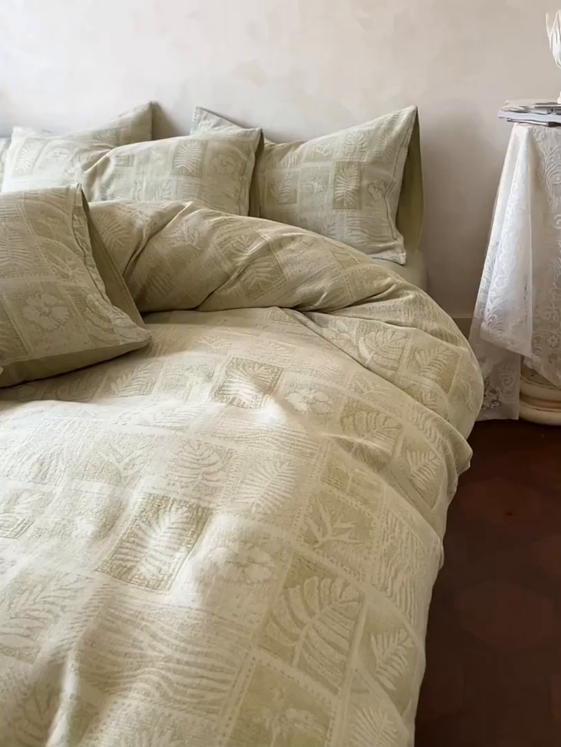 91家纺网 家纺一手货源 找家纺 田野 2025新款全棉三层纱提花磨毛系列四件套 棕榈韵致-绿