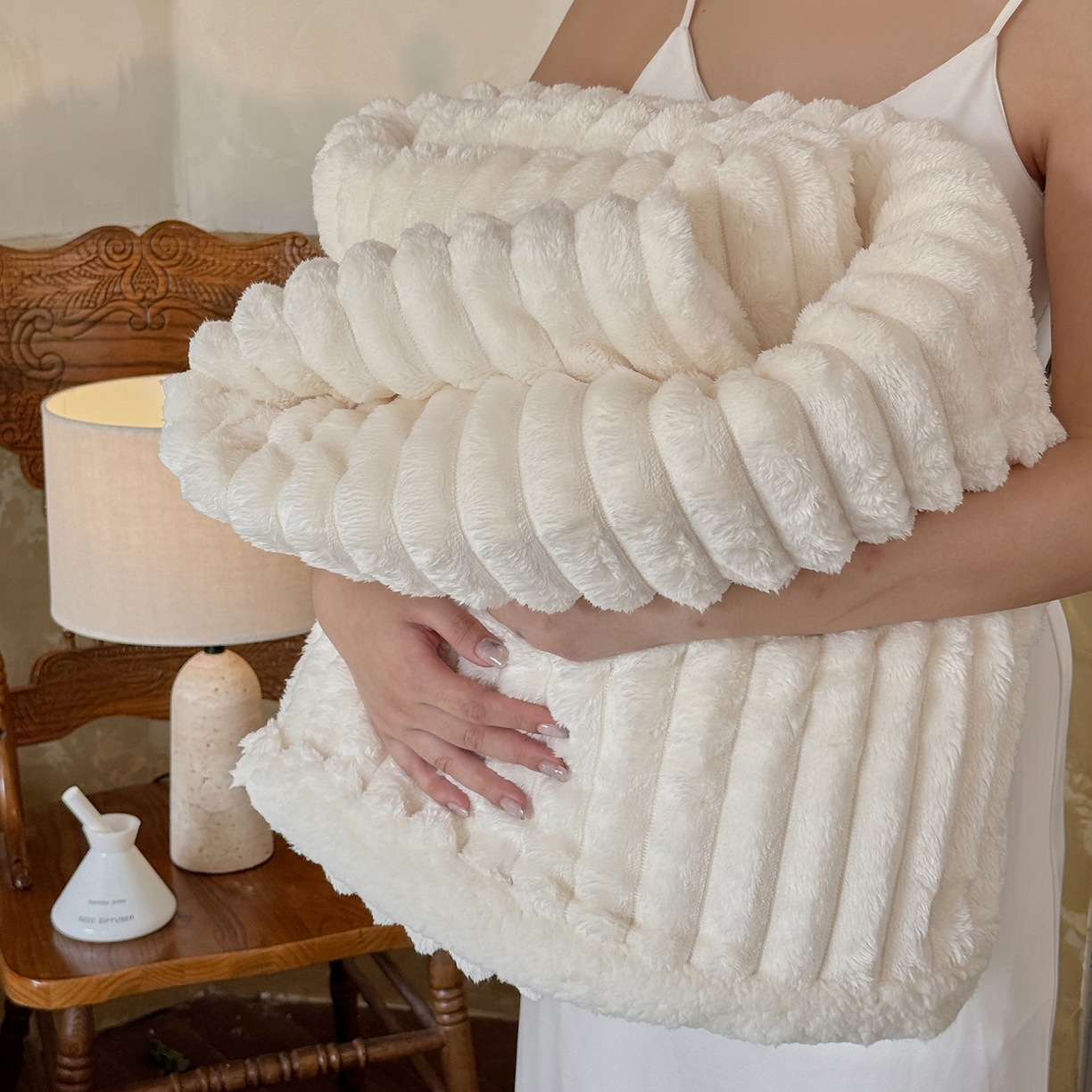 91家纺网 家纺一手货源 找家纺 艾咪-Amy ntmy 2025新款立体抽条仿兔绒羊羔绒双层毯子 双层毯-半见白