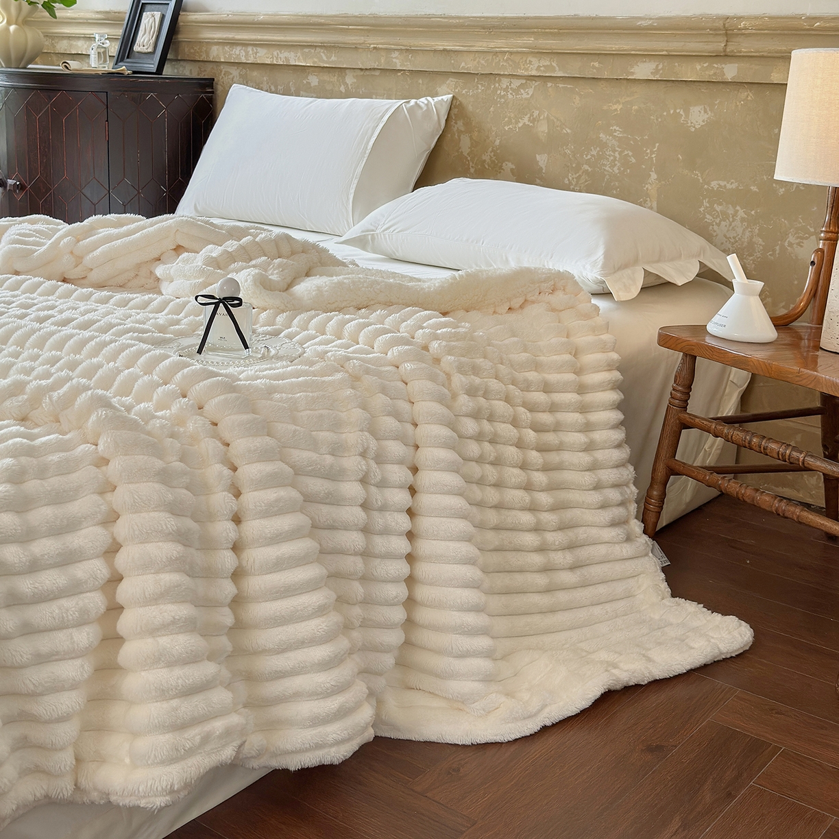 91家纺网 家纺一手货源 找家纺 艾咪-Amy ntmy 2025新款立体抽条仿兔绒羊羔绒双层毯子 双层毯-半见白