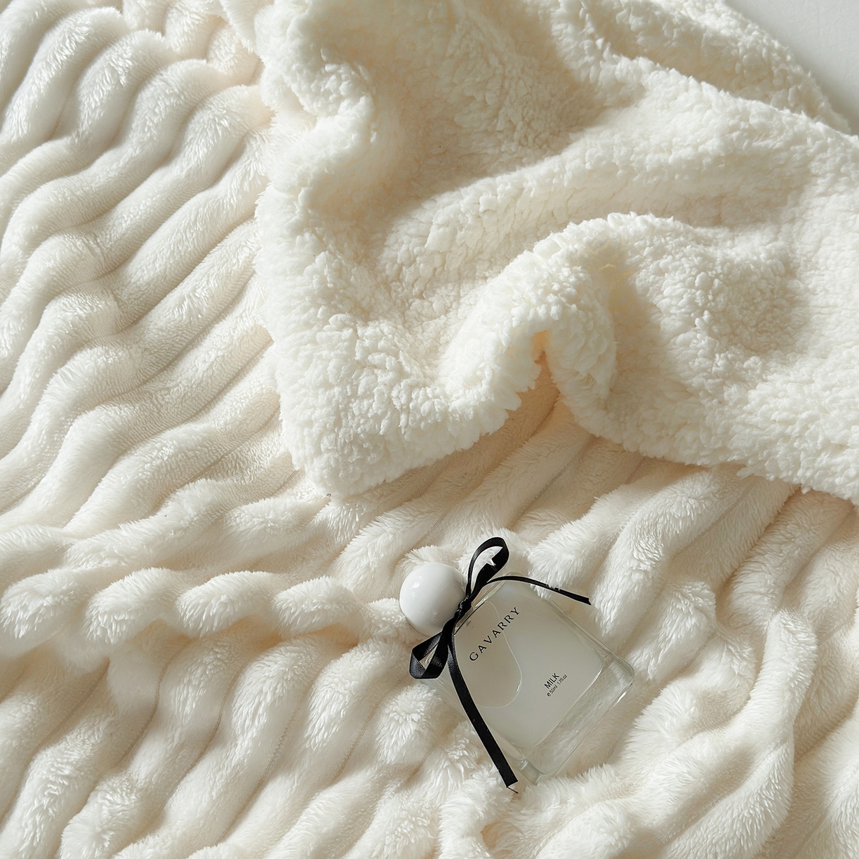 91家纺网 家纺一手货源 找家纺 艾咪-Amy ntmy 2025新款立体抽条仿兔绒羊羔绒双层毯子 双层毯-半见白