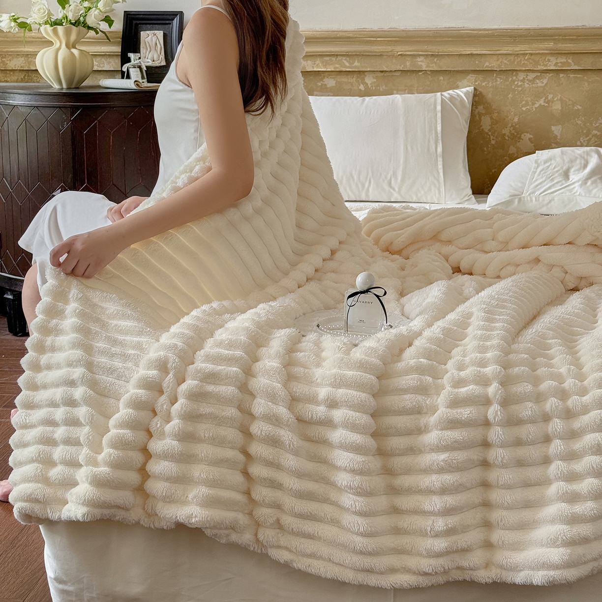 91家纺网 家纺一手货源 找家纺 艾咪-Amy ntmy 2025新款立体抽条仿兔绒羊羔绒双层毯子 双层毯-半见白