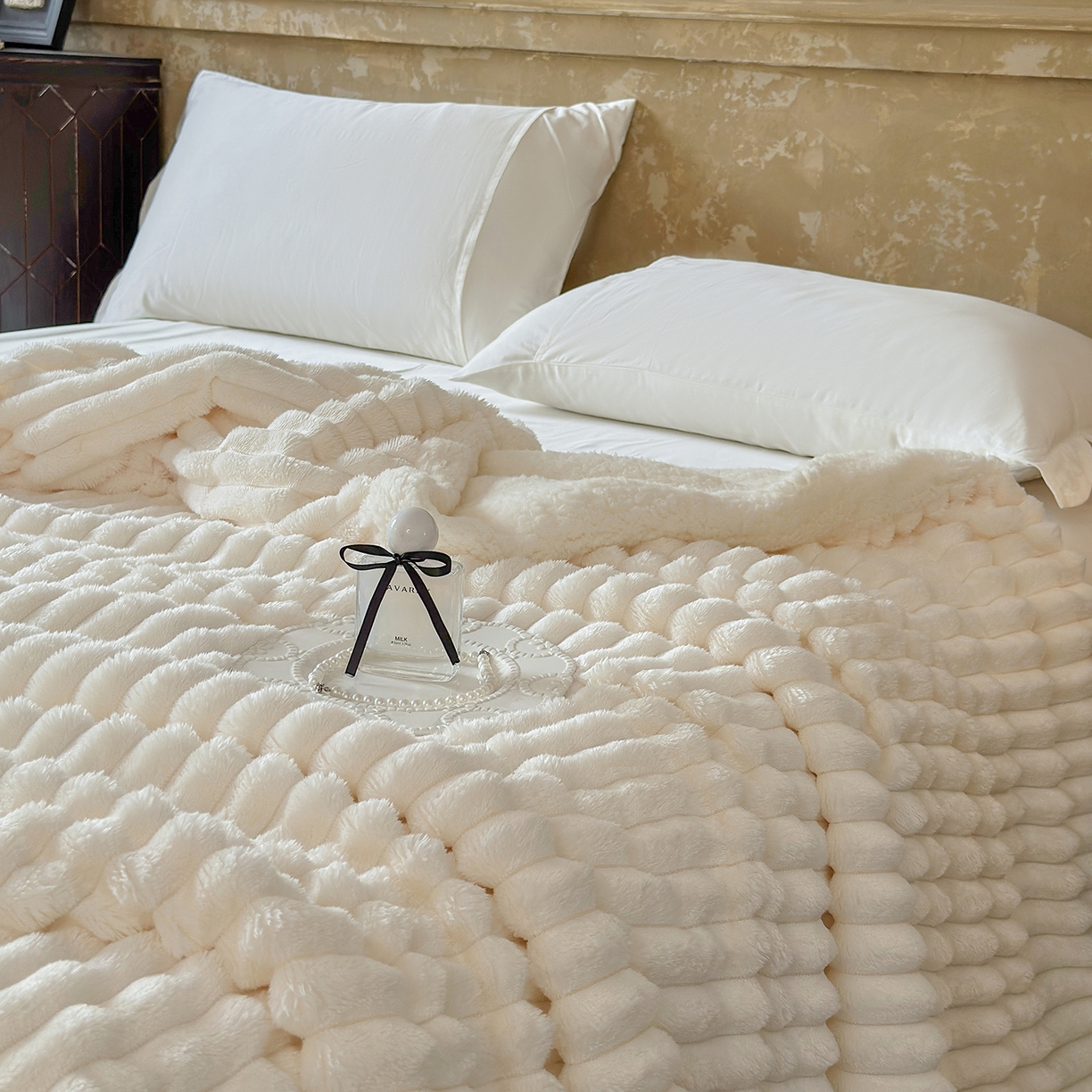 91家纺网 家纺一手货源 找家纺 艾咪-Amy ntmy 2025新款立体抽条仿兔绒羊羔绒双层毯子 双层毯-半见白