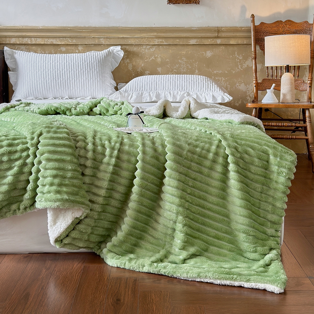 91家纺网 家纺一手货源 找家纺 艾咪-Amy ntmy 2025新款立体抽条仿兔绒羊羔绒双层毯子 双层毯-春芽绿