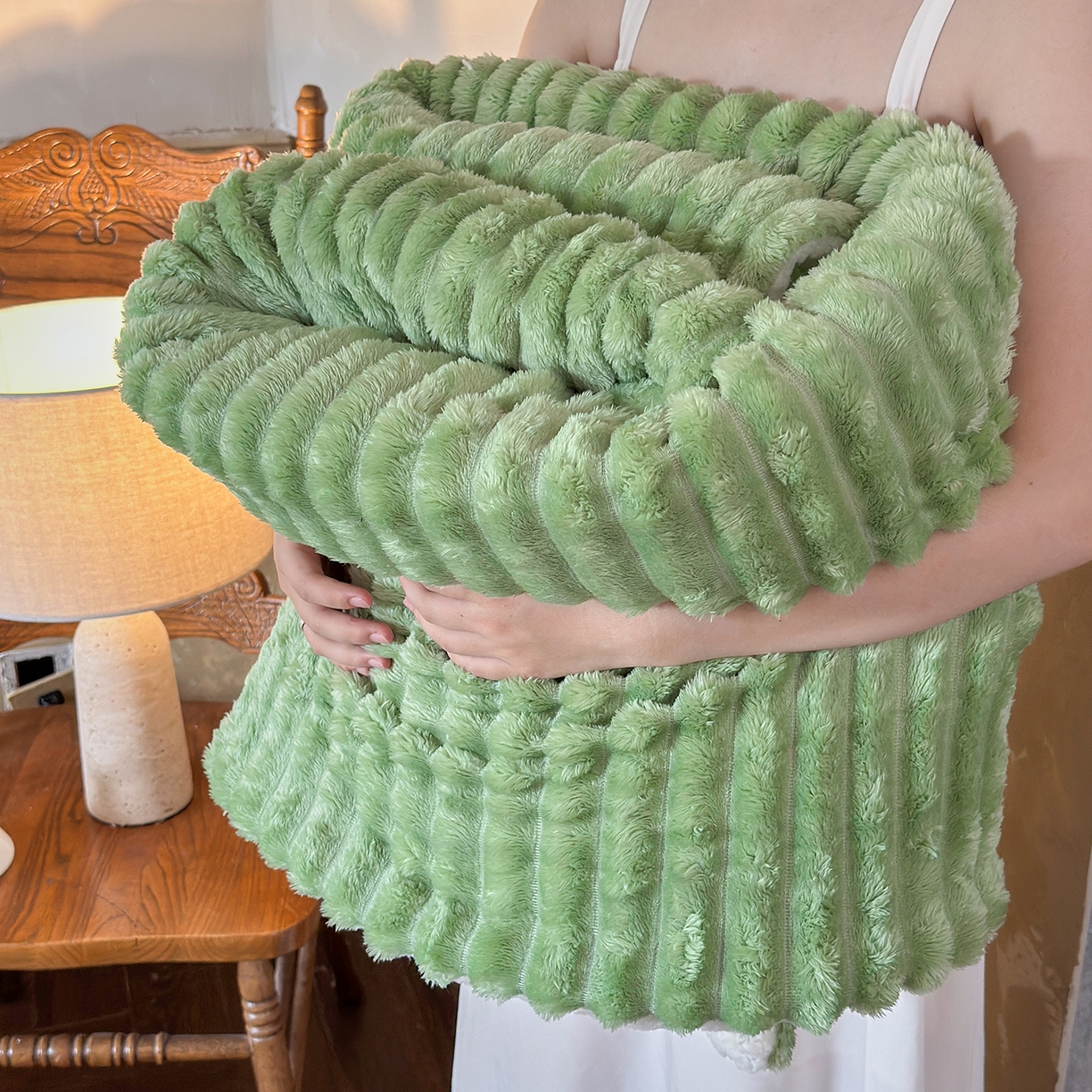 91家纺网 家纺一手货源 找家纺 艾咪-Amy ntmy 2025新款立体抽条仿兔绒羊羔绒双层毯子 双层毯-春芽绿