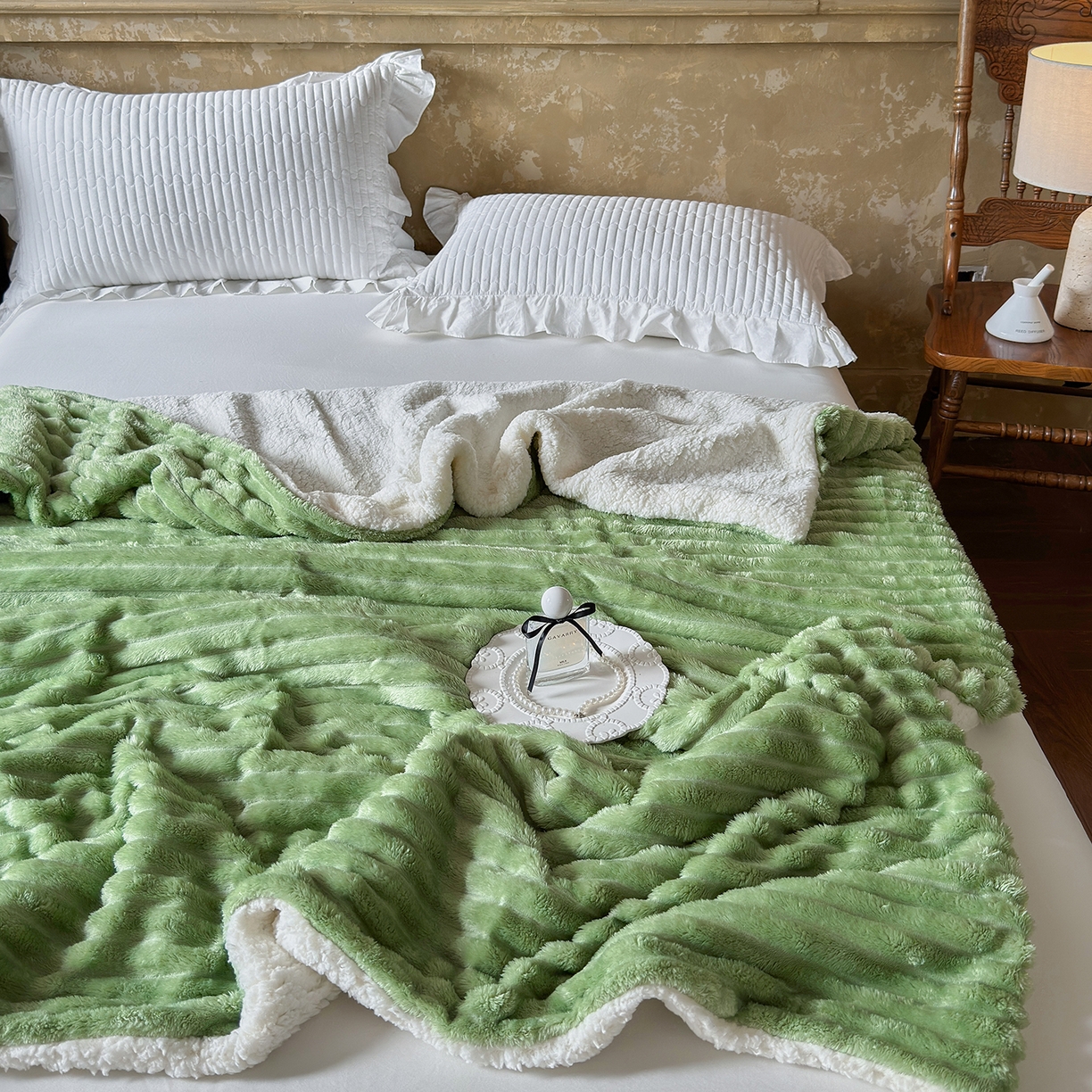 91家纺网 家纺一手货源 找家纺 艾咪-Amy ntmy 2025新款立体抽条仿兔绒羊羔绒双层毯子 双层毯-春芽绿