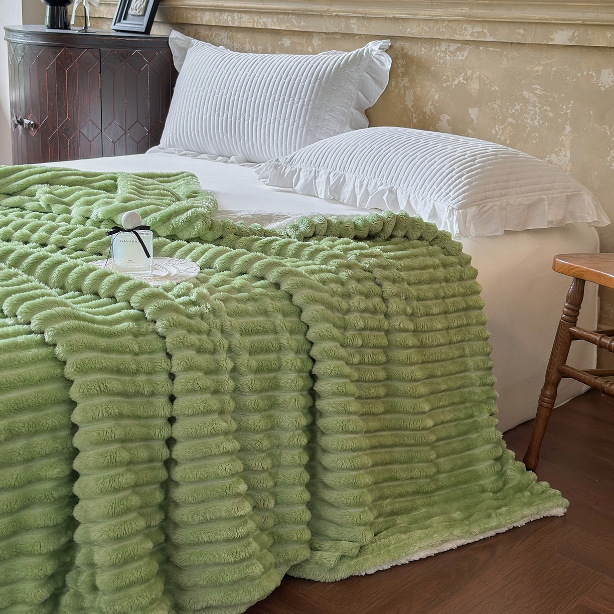 91家纺网 家纺一手货源 找家纺 艾咪-Amy ntmy 2025新款立体抽条仿兔绒羊羔绒双层毯子 双层毯-春芽绿
