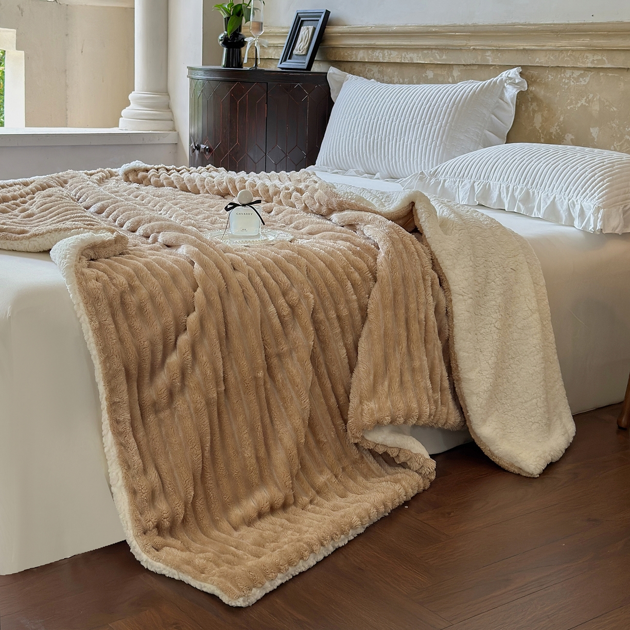 91家纺网 家纺一手货源 找家纺 艾咪-Amy ntmy 2025新款立体抽条仿兔绒羊羔绒双层毯子 双层毯-奶咖驼