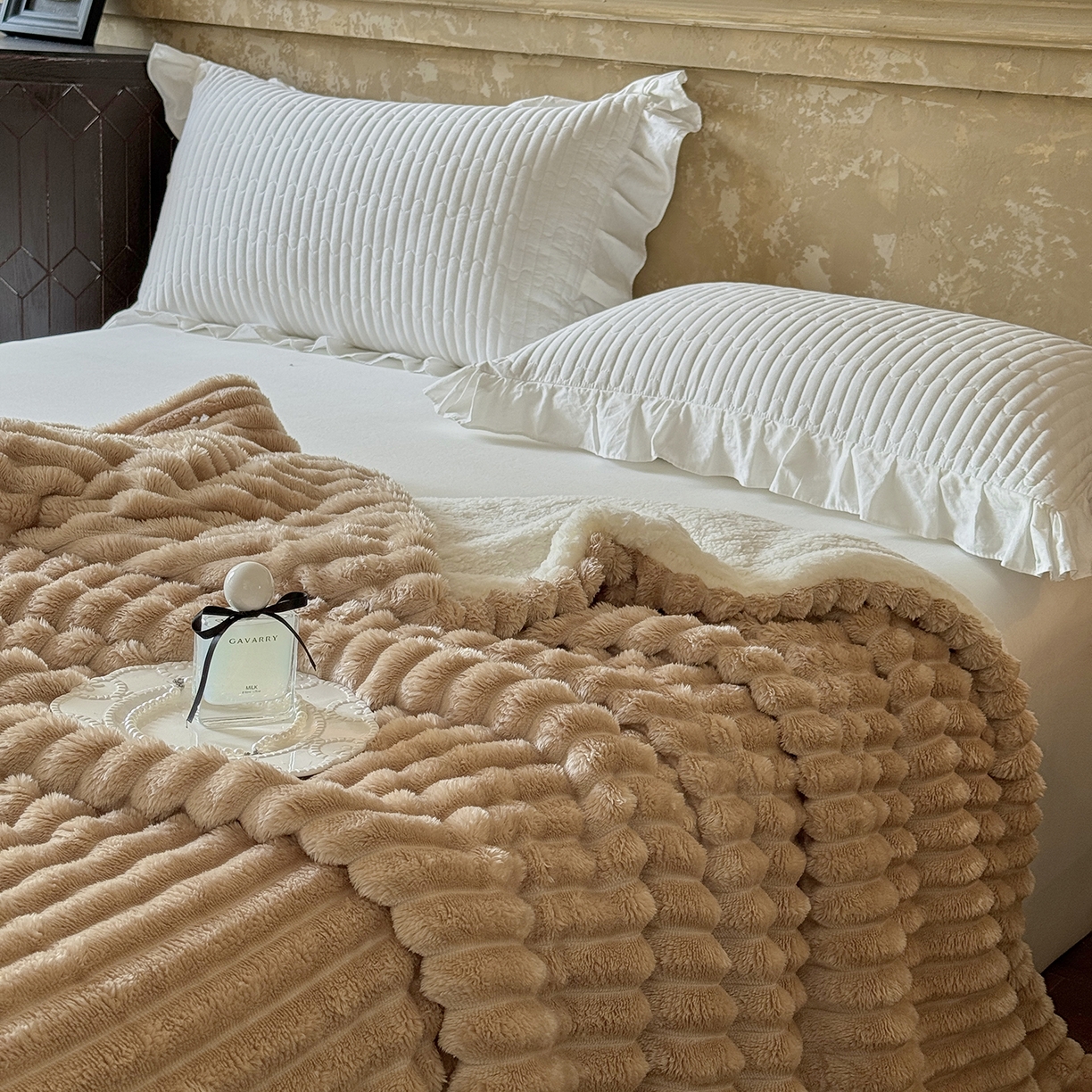 91家纺网 家纺一手货源 找家纺 艾咪-Amy ntmy 2025新款立体抽条仿兔绒羊羔绒双层毯子 双层毯-奶咖驼