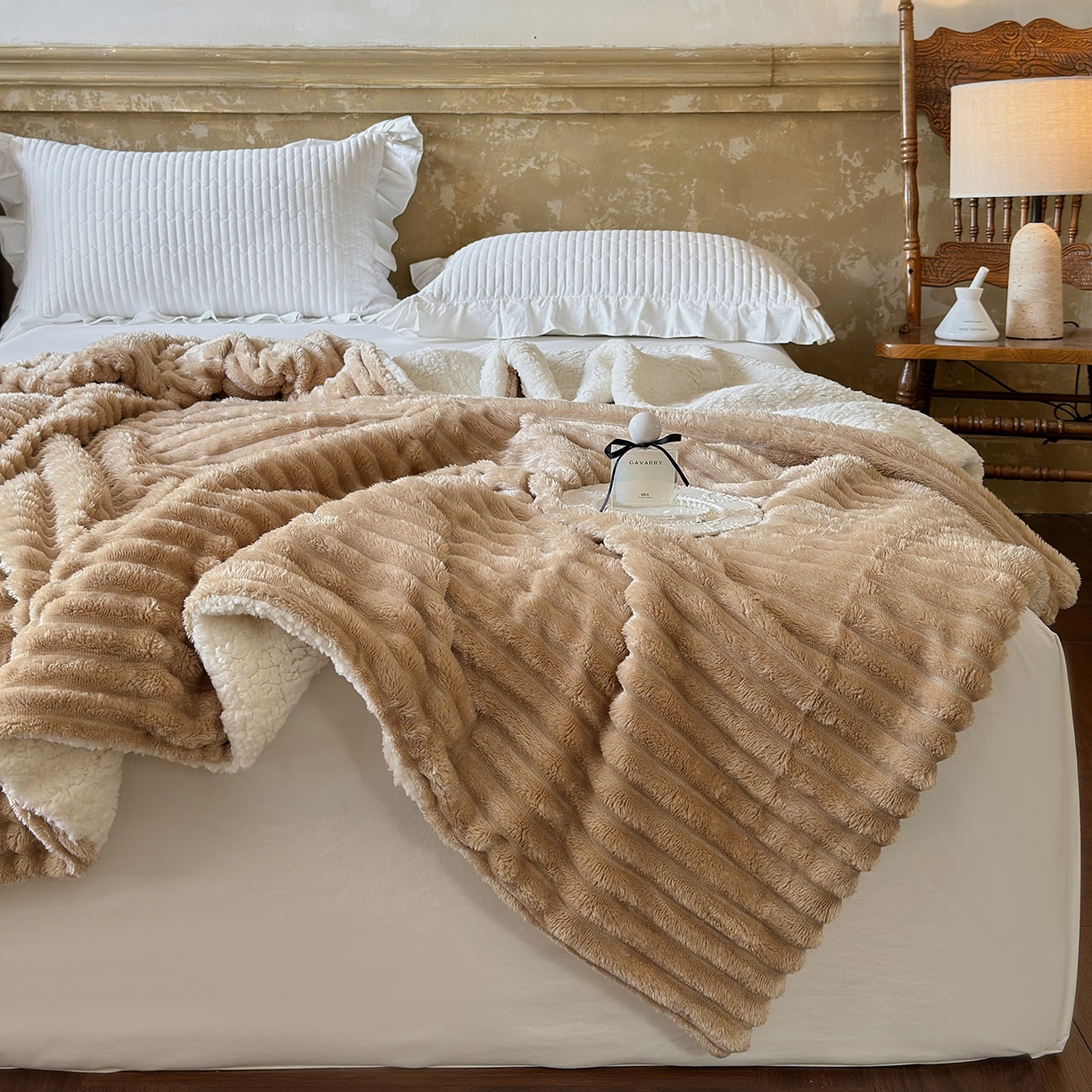 91家纺网 家纺一手货源 找家纺 艾咪-Amy ntmy 2025新款立体抽条仿兔绒羊羔绒双层毯子 双层毯-奶咖驼