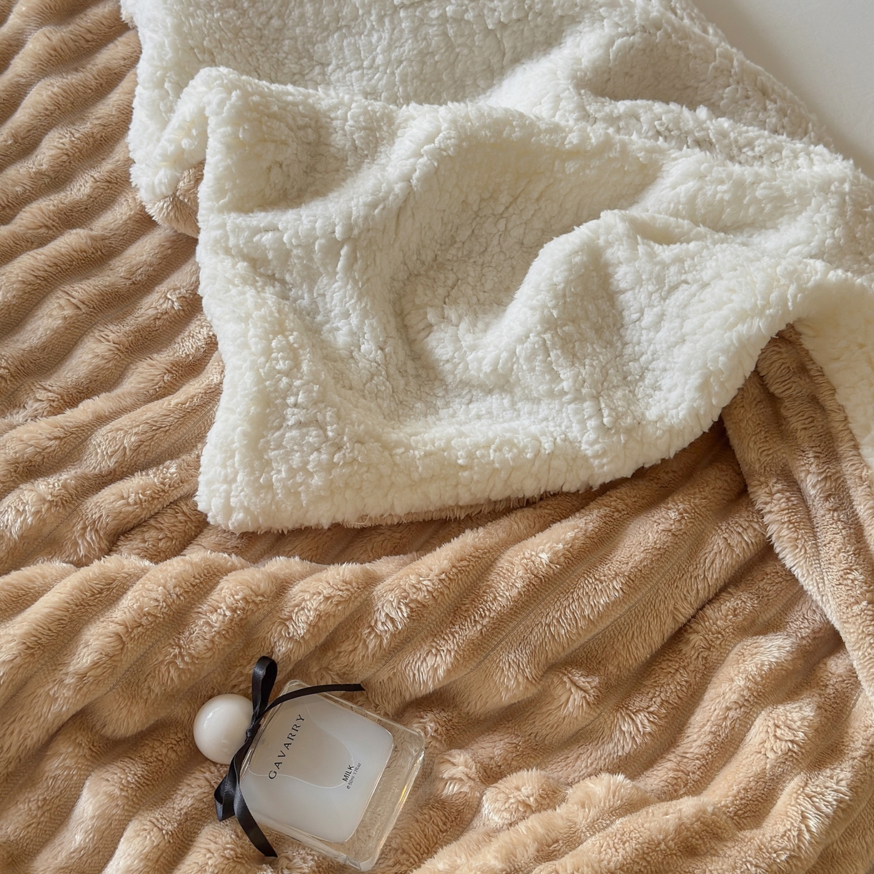 91家纺网 家纺一手货源 找家纺 艾咪-Amy ntmy 2025新款立体抽条仿兔绒羊羔绒双层毯子 双层毯-奶咖驼