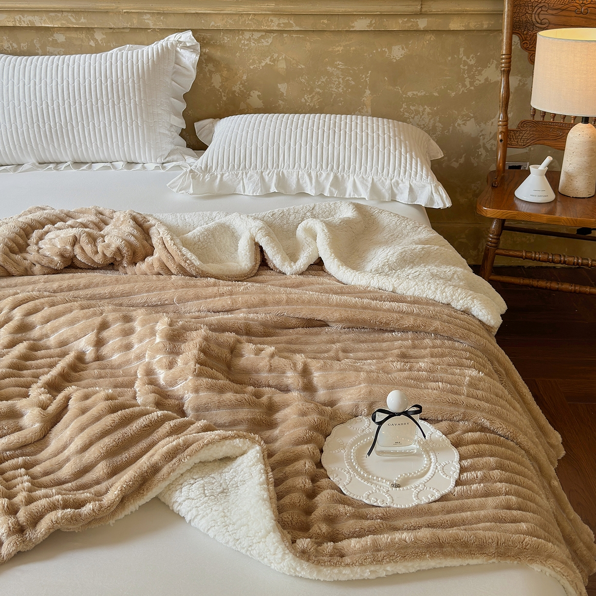 91家纺网 家纺一手货源 找家纺 艾咪-Amy ntmy 2025新款立体抽条仿兔绒羊羔绒双层毯子 双层毯-奶咖驼