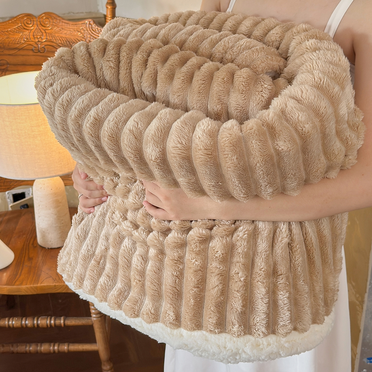 91家纺网 家纺一手货源 找家纺 艾咪-Amy ntmy 2025新款立体抽条仿兔绒羊羔绒双层毯子 双层毯-奶咖驼