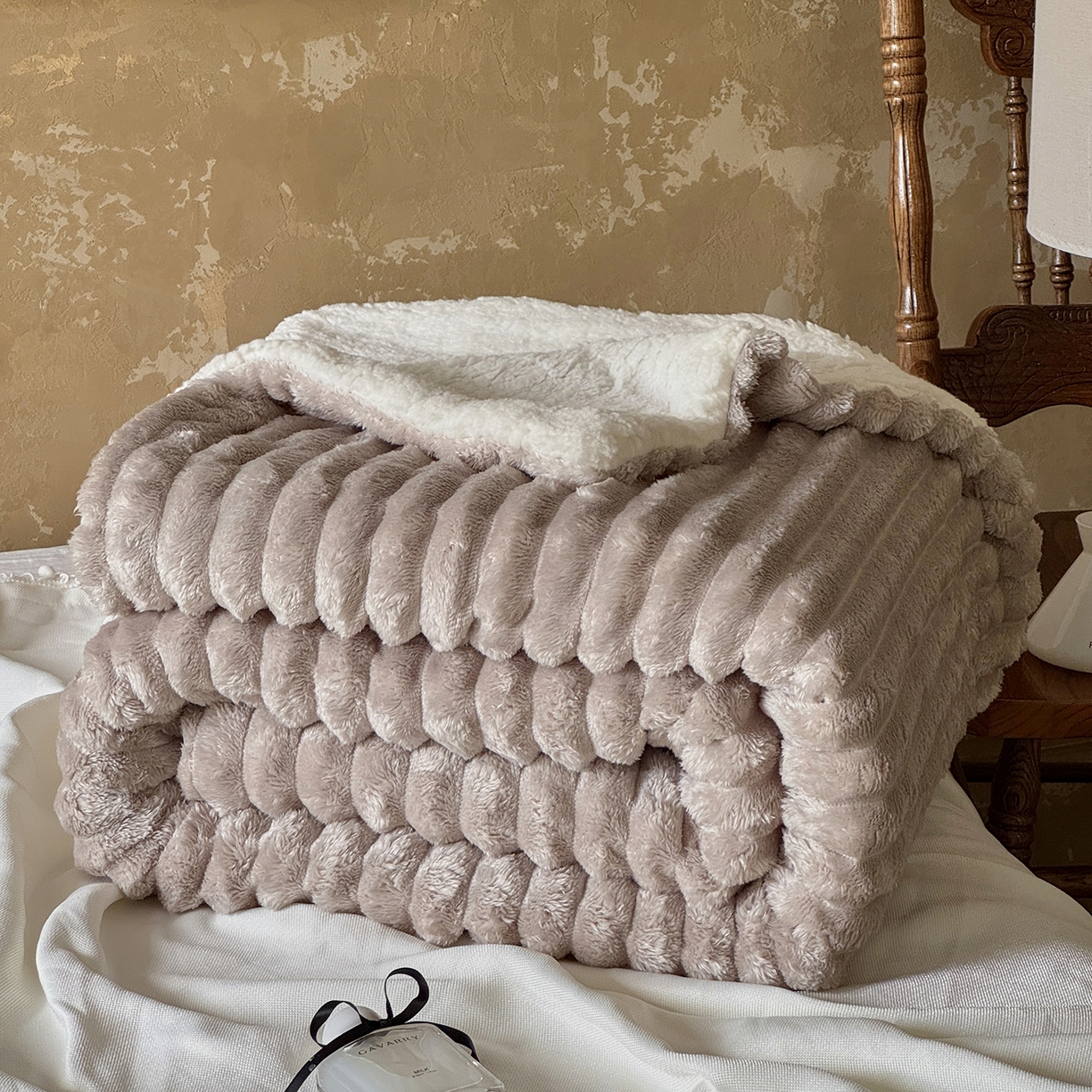 91家纺网 家纺一手货源 找家纺 艾咪-Amy ntmy 2025新款立体抽条仿兔绒羊羔绒双层毯子 双层毯-浅奶咖