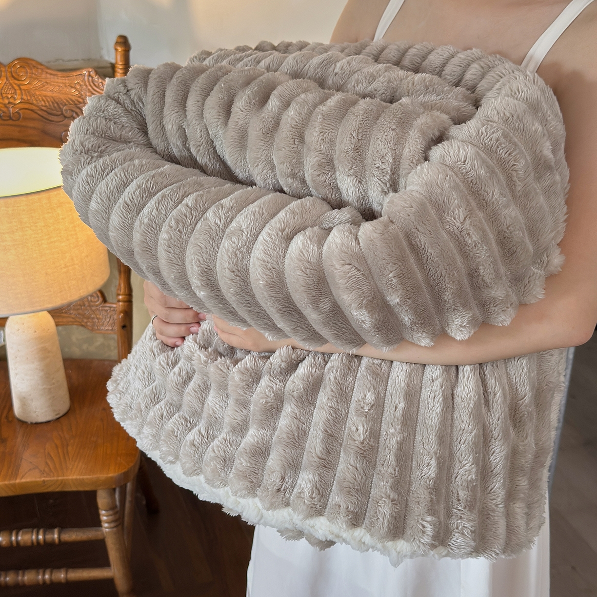 91家纺网 家纺一手货源 找家纺 艾咪-Amy ntmy 2025新款立体抽条仿兔绒羊羔绒双层毯子 双层毯-浅奶咖