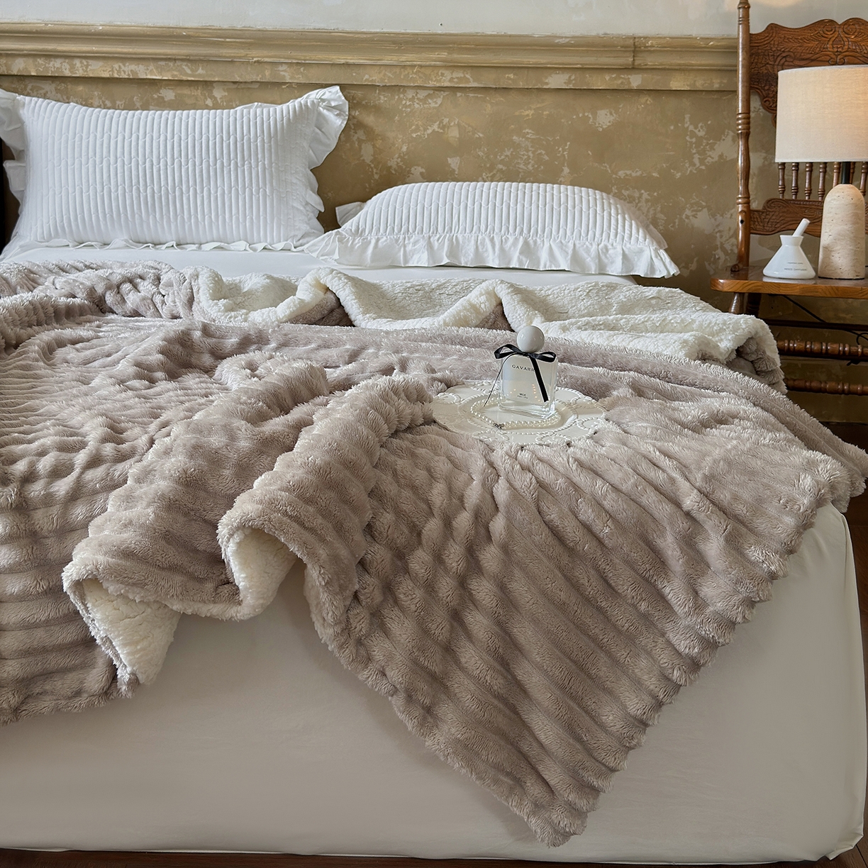 91家纺网 家纺一手货源 找家纺 艾咪-Amy ntmy 2025新款立体抽条仿兔绒羊羔绒双层毯子 双层毯-浅奶咖