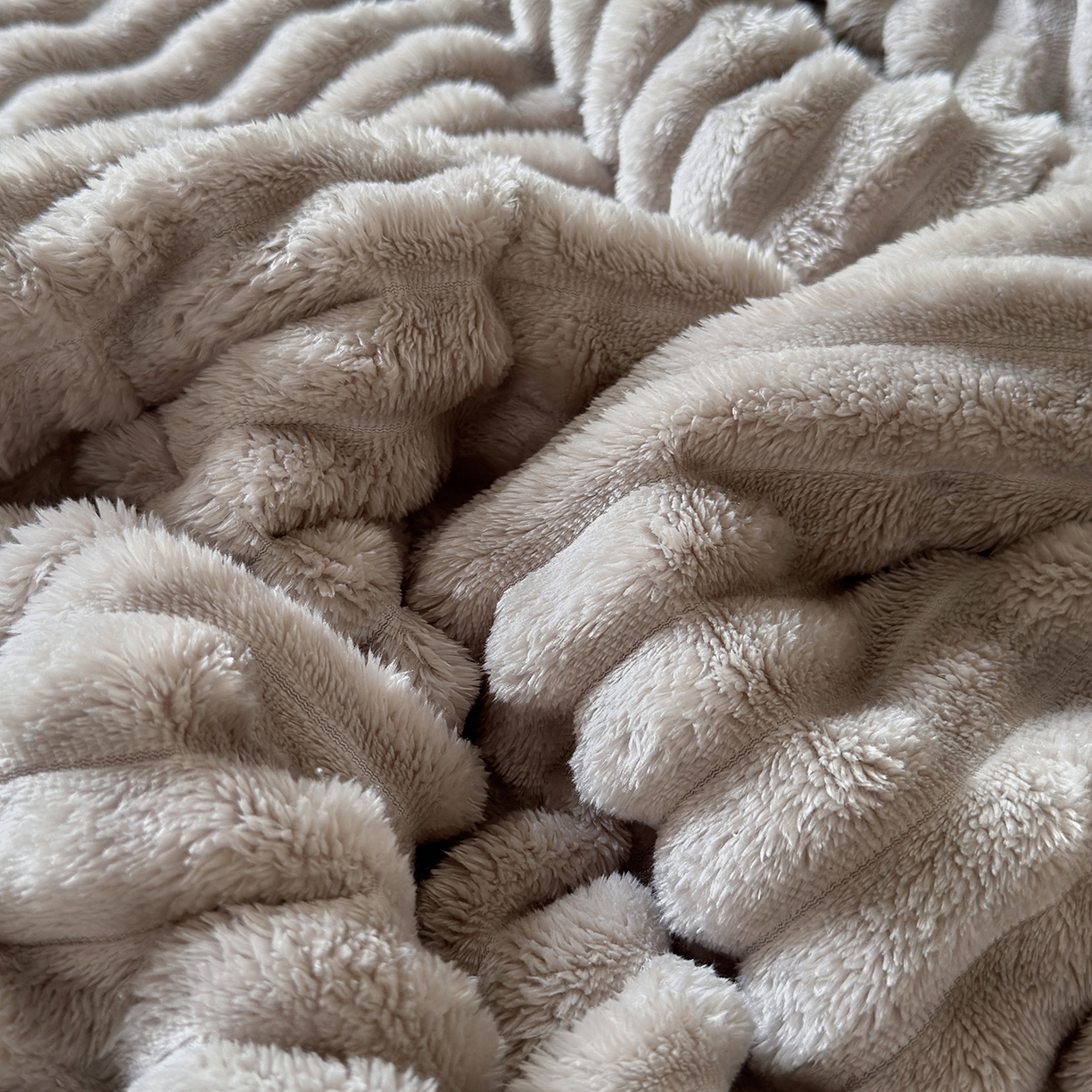 91家纺网 家纺一手货源 找家纺 艾咪-Amy ntmy 2025新款立体抽条仿兔绒羊羔绒双层毯子 双层毯-浅奶咖