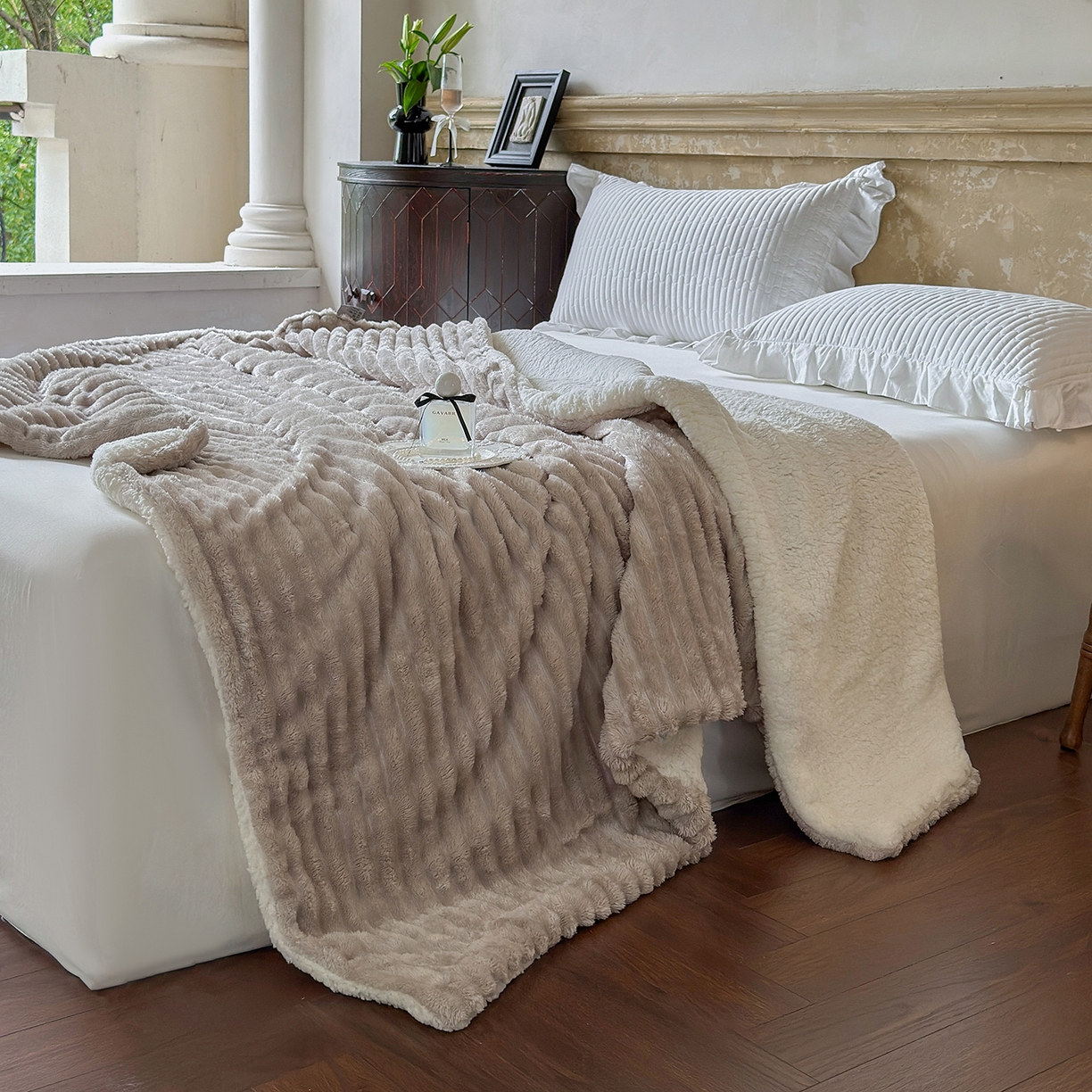 91家纺网 家纺一手货源 找家纺 艾咪-Amy ntmy 2025新款立体抽条仿兔绒羊羔绒双层毯子 双层毯-浅奶咖
