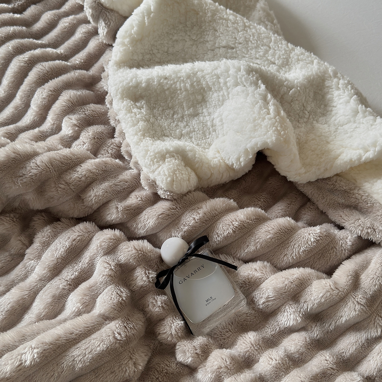 91家纺网 家纺一手货源 找家纺 艾咪-Amy ntmy 2025新款立体抽条仿兔绒羊羔绒双层毯子 双层毯-浅奶咖