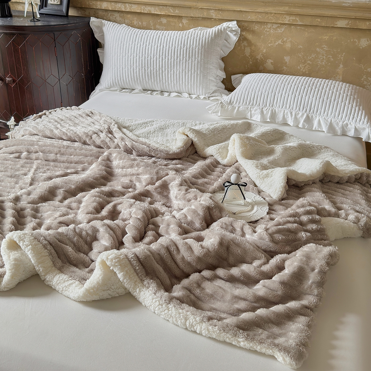 91家纺网 家纺一手货源 找家纺 艾咪-Amy ntmy 2025新款立体抽条仿兔绒羊羔绒双层毯子 双层毯-浅奶咖