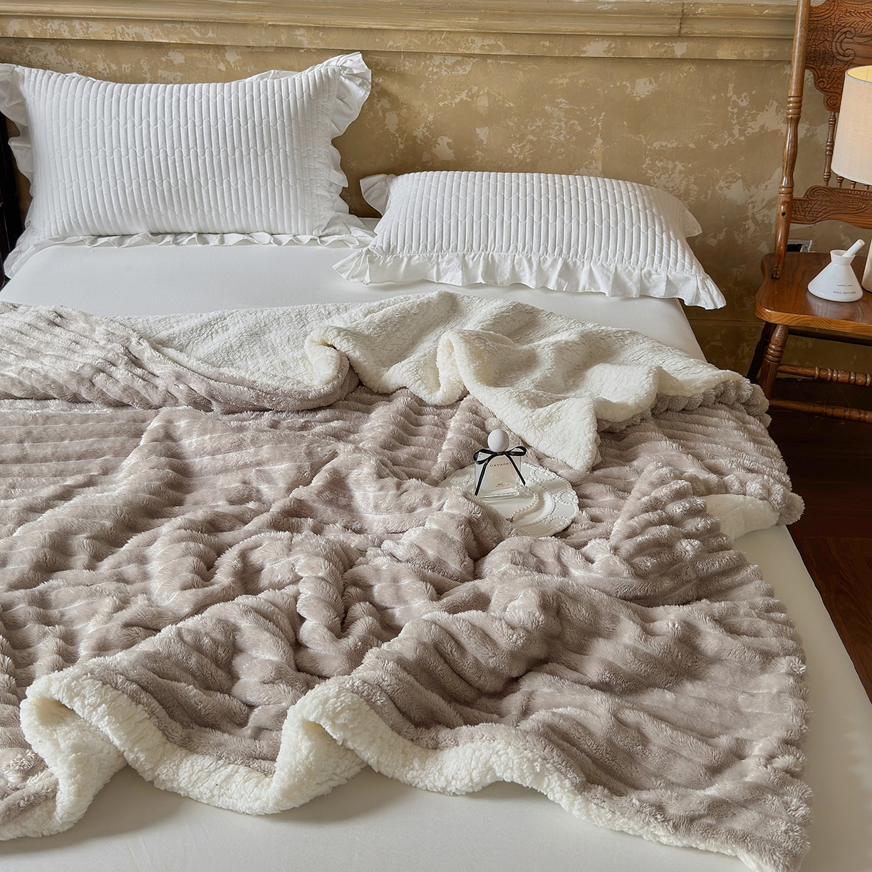 91家纺网 家纺一手货源 找家纺 艾咪-Amy ntmy 2025新款立体抽条仿兔绒羊羔绒双层毯子 双层毯-浅奶咖