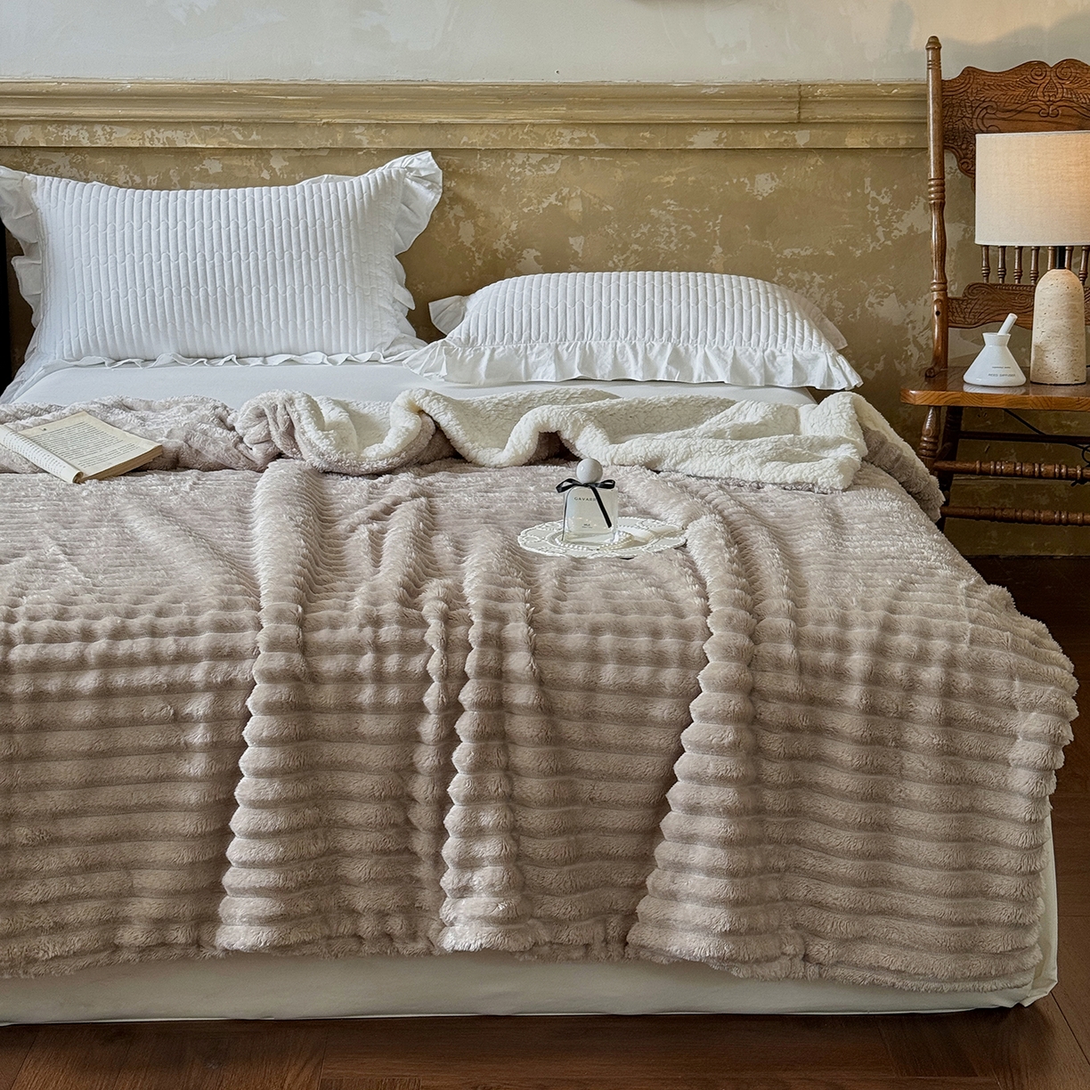 91家纺网 家纺一手货源 找家纺 艾咪-Amy ntmy 2025新款立体抽条仿兔绒羊羔绒双层毯子 双层毯-浅奶咖