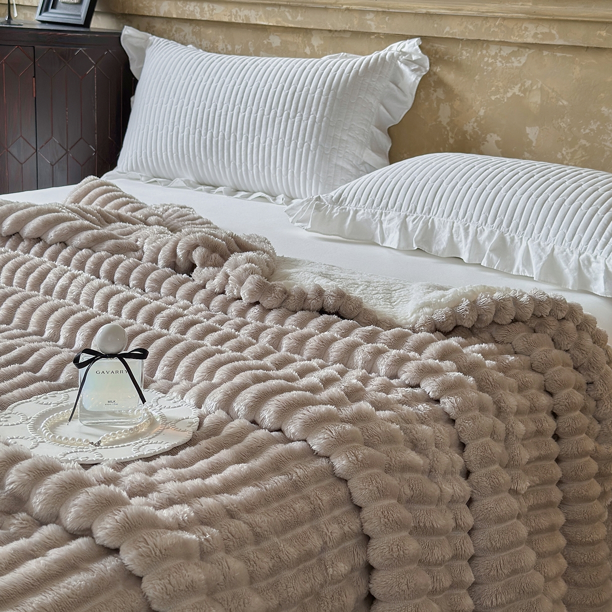 91家纺网 家纺一手货源 找家纺 艾咪-Amy ntmy 2025新款立体抽条仿兔绒羊羔绒双层毯子 双层毯-浅奶咖