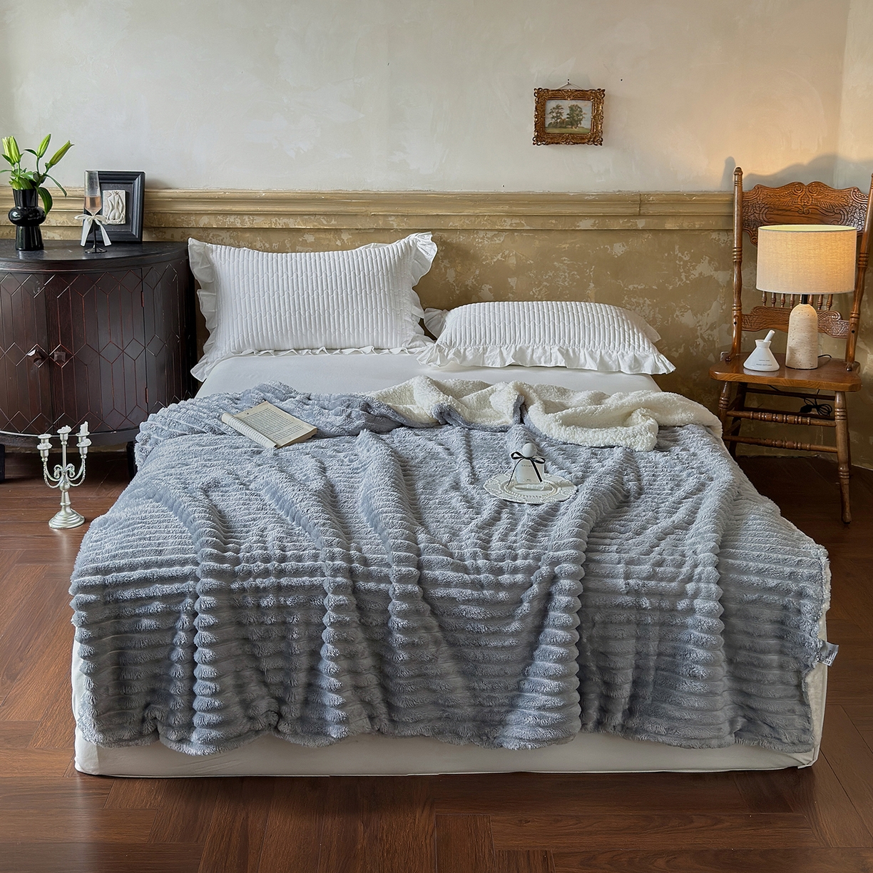 91家纺网 家纺一手货源 找家纺 艾咪-Amy ntmy 2025新款立体抽条仿兔绒羊羔绒双层毯子 双层毯-绒雾蓝