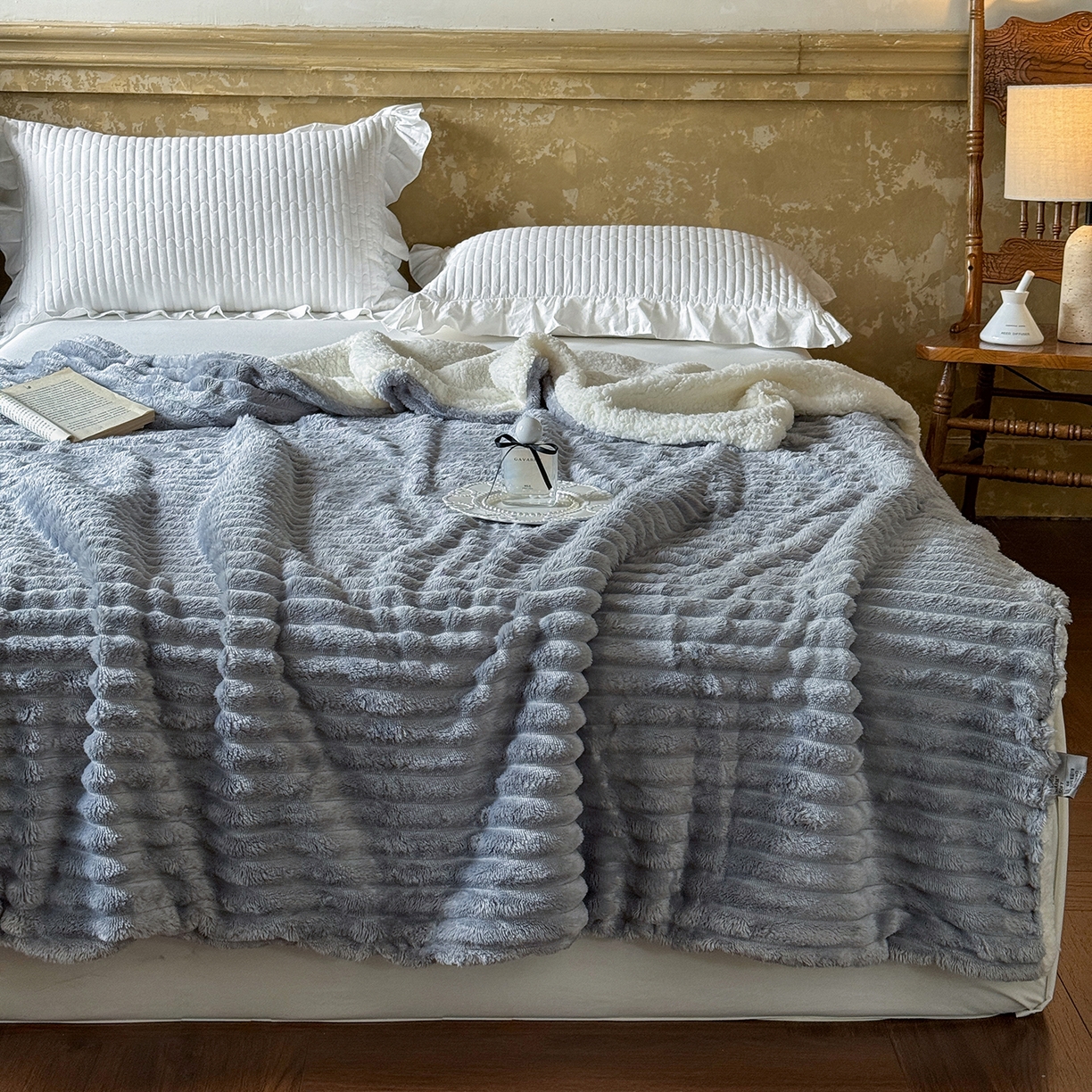 91家纺网 家纺一手货源 找家纺 艾咪-Amy ntmy 2025新款立体抽条仿兔绒羊羔绒双层毯子 双层毯-绒雾蓝