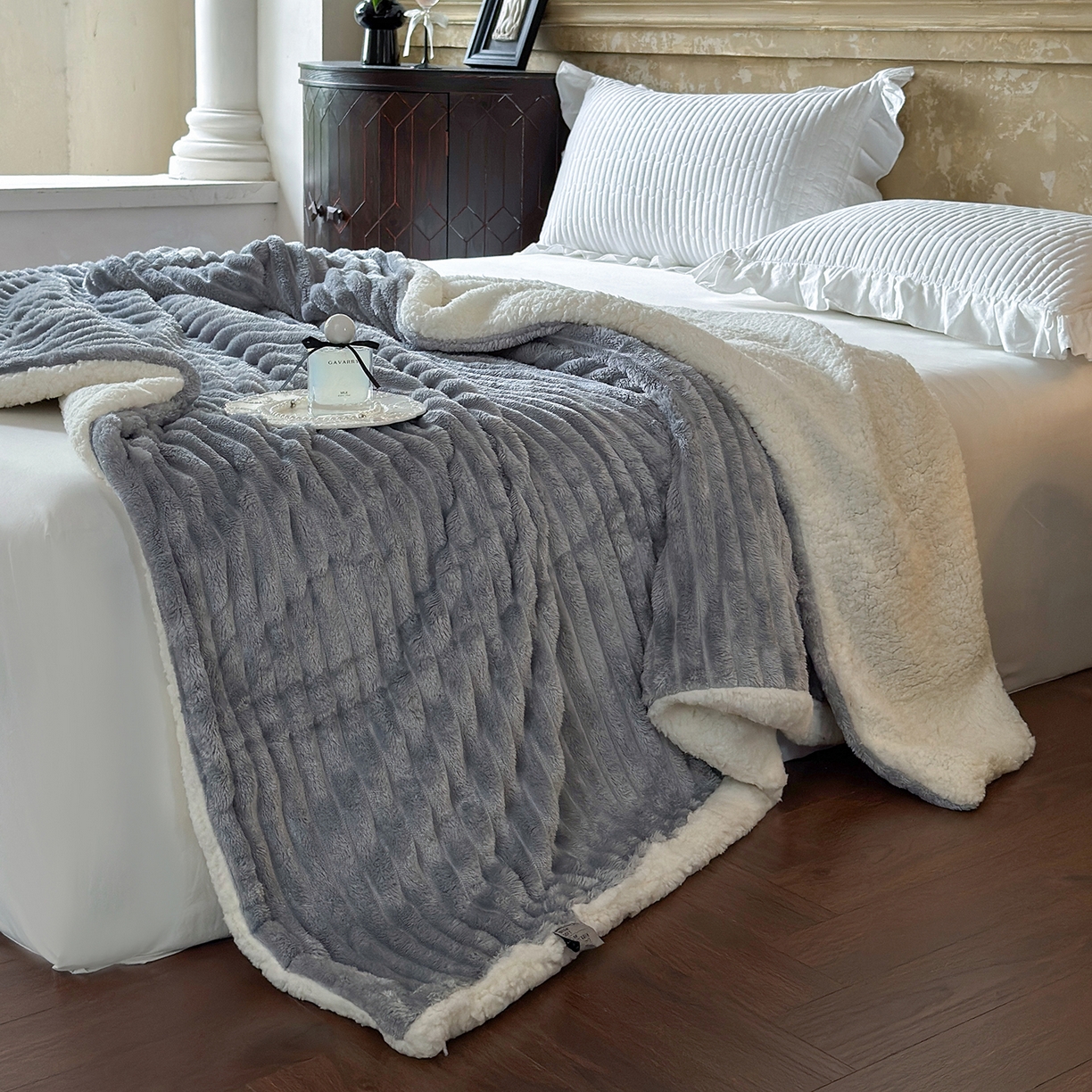 91家纺网 家纺一手货源 找家纺 艾咪-Amy ntmy 2025新款立体抽条仿兔绒羊羔绒双层毯子 双层毯-绒雾蓝