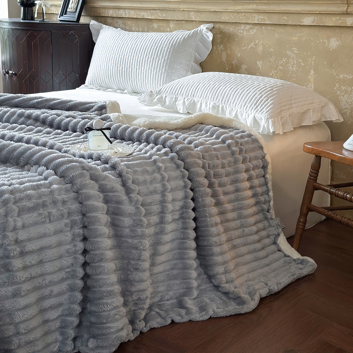 91家纺网 家纺一手货源 找家纺 艾咪-Amy ntmy 2025新款立体抽条仿兔绒羊羔绒双层毯子 双层毯-绒雾蓝