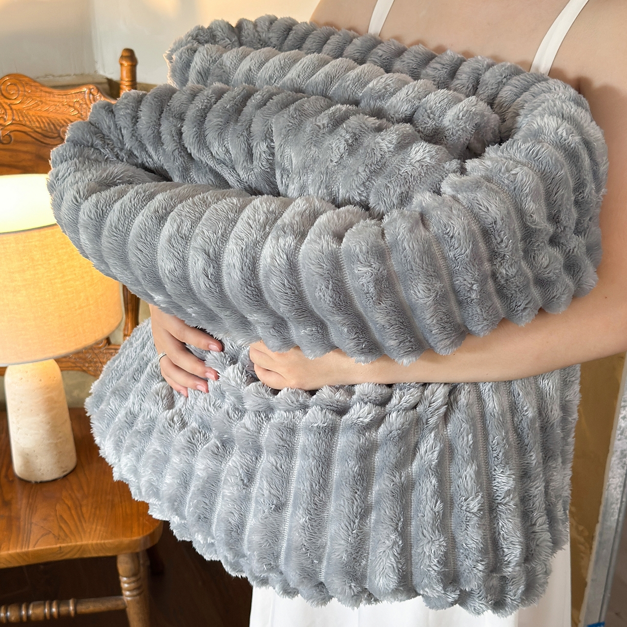 91家纺网 家纺一手货源 找家纺 艾咪-Amy ntmy 2025新款立体抽条仿兔绒羊羔绒双层毯子 双层毯-绒雾蓝