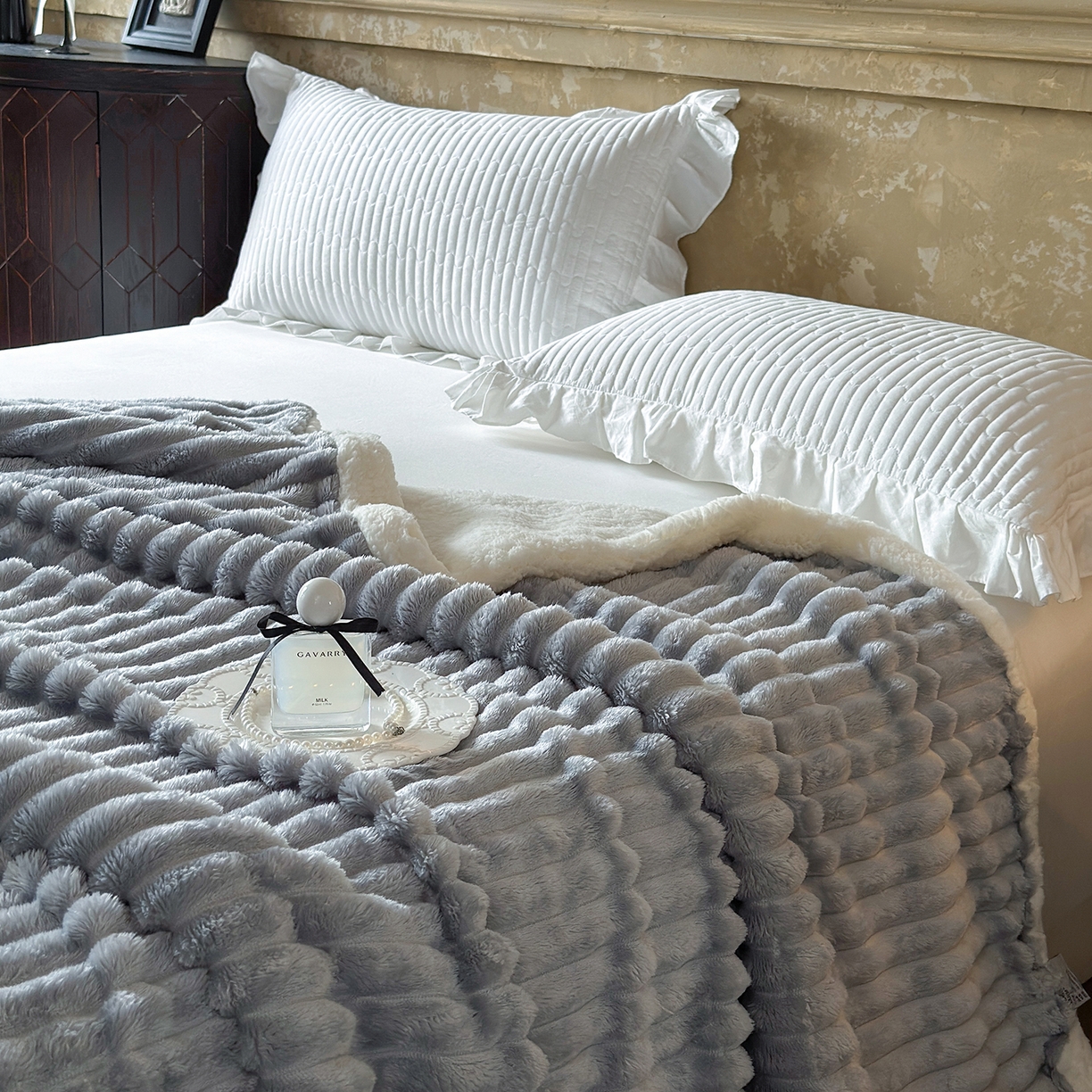 91家纺网 家纺一手货源 找家纺 艾咪-Amy ntmy 2025新款立体抽条仿兔绒羊羔绒双层毯子 双层毯-绒雾蓝