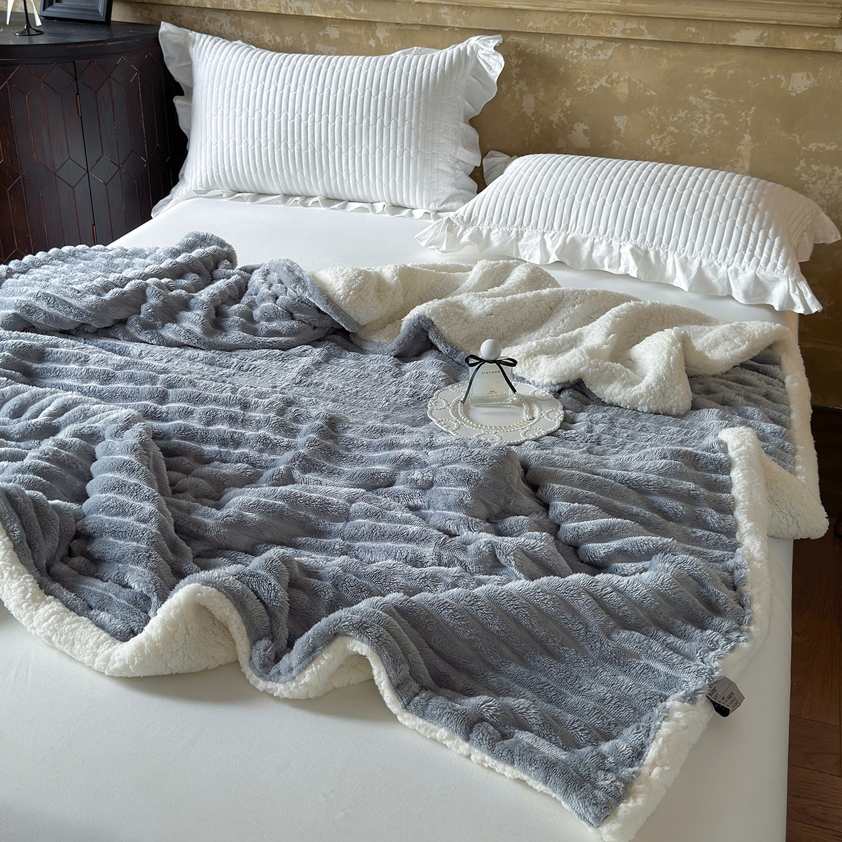 91家纺网 家纺一手货源 找家纺 艾咪-Amy ntmy 2025新款立体抽条仿兔绒羊羔绒双层毯子 双层毯-绒雾蓝