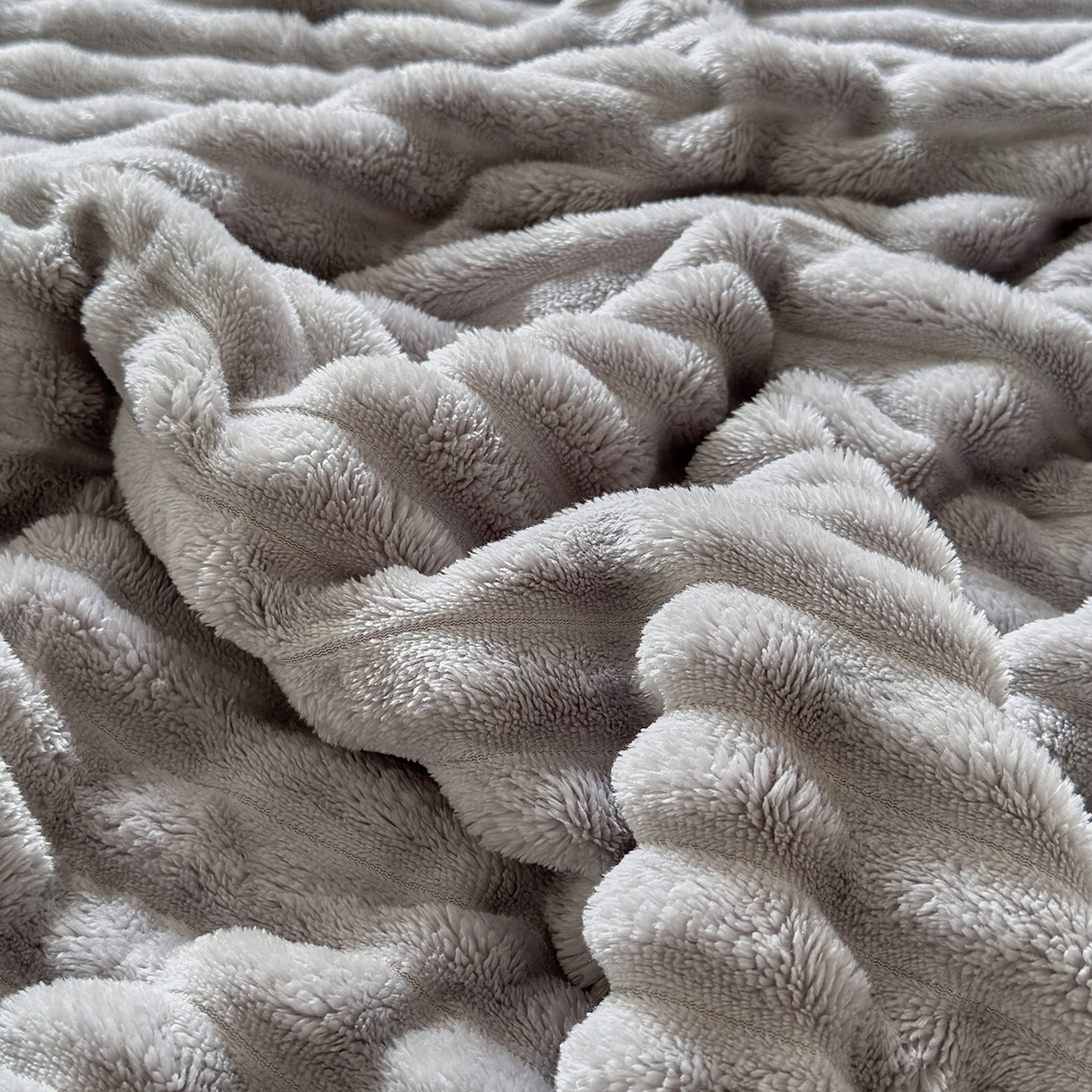 91家纺网 家纺一手货源 找家纺 艾咪-Amy ntmy 2025新款立体抽条仿兔绒羊羔绒双层毯子 双层毯-柔云灰
