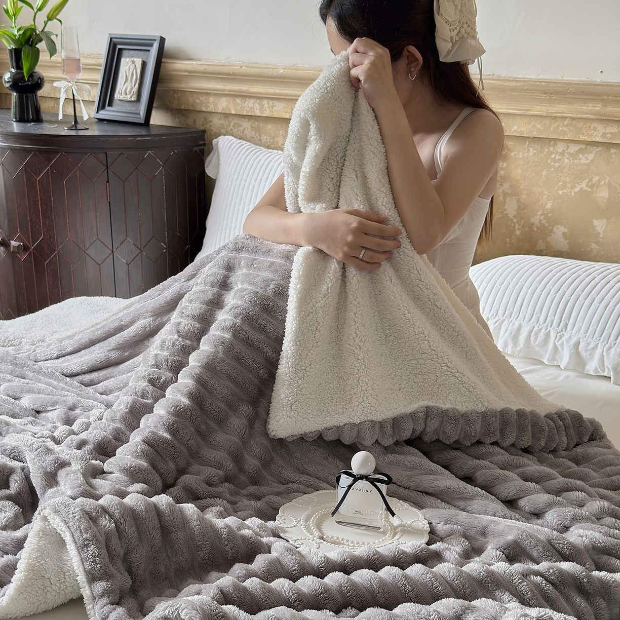 91家纺网 家纺一手货源 找家纺 艾咪-Amy ntmy 2025新款立体抽条仿兔绒羊羔绒双层毯子 双层毯-柔云灰